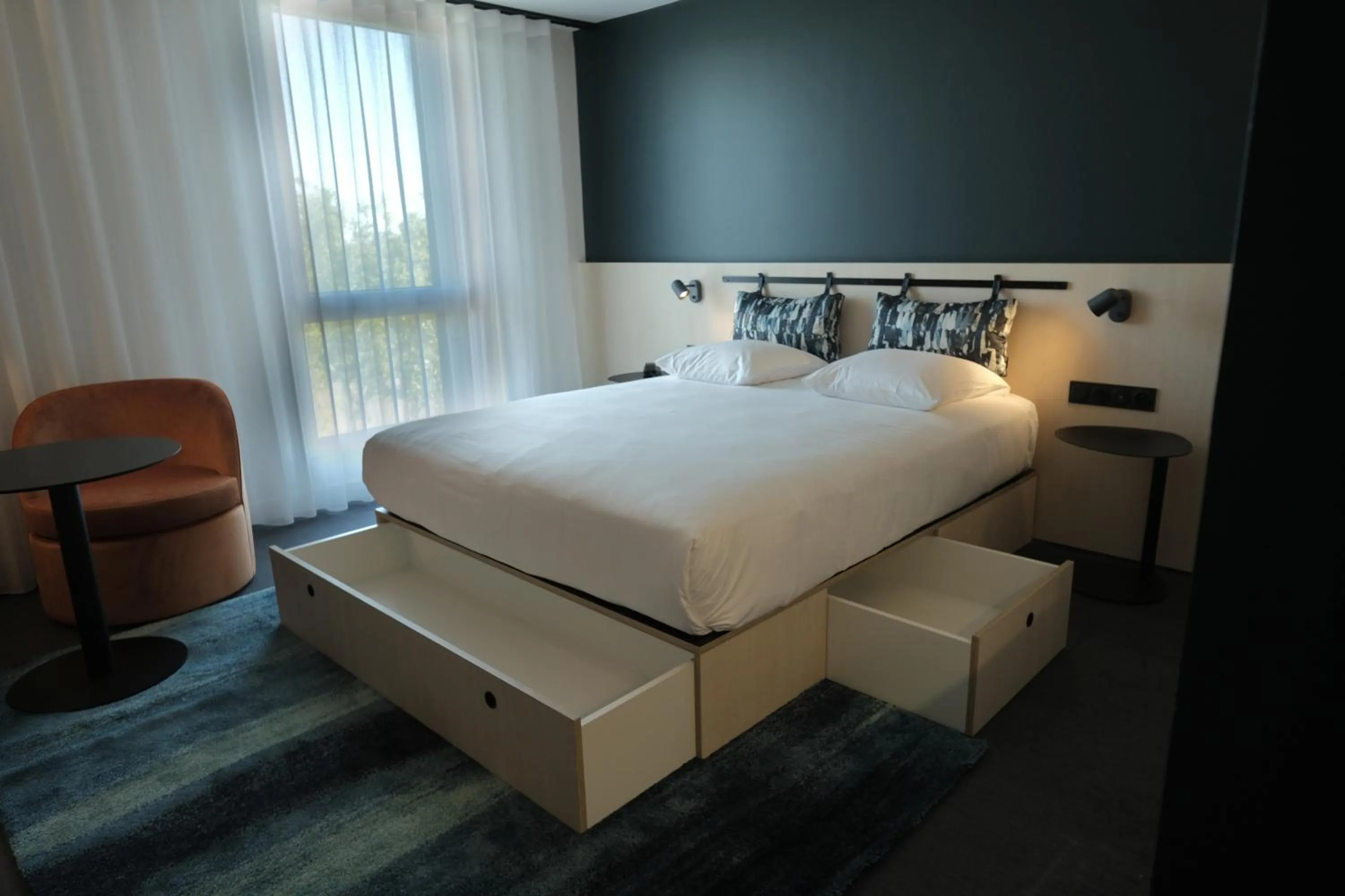 Photo of the whole room, Bed in Live Hotels Bordeaux Lac