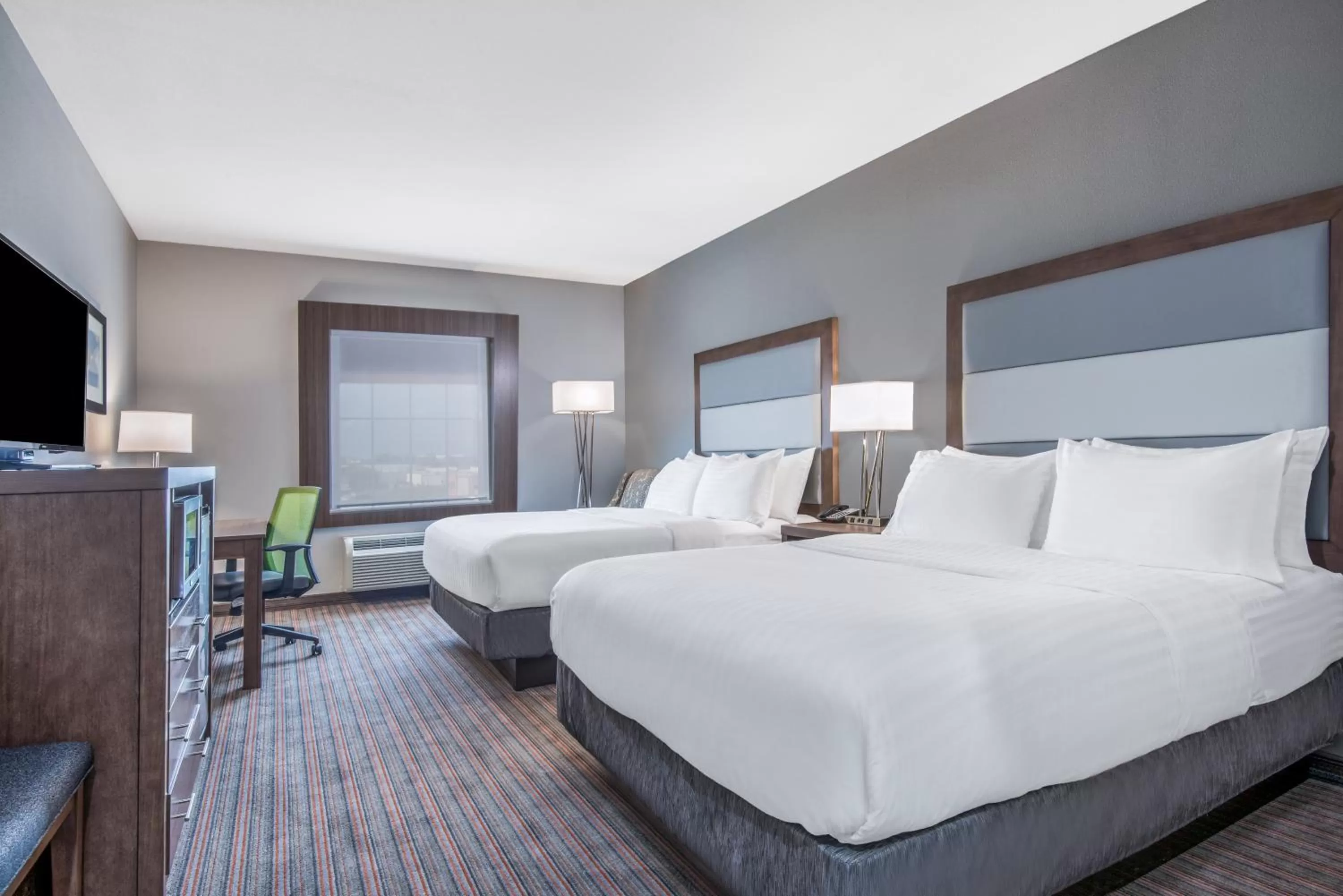 Photo of the whole room, Bed in Holiday Inn Express & Suites Stillwater - University Area by IHG