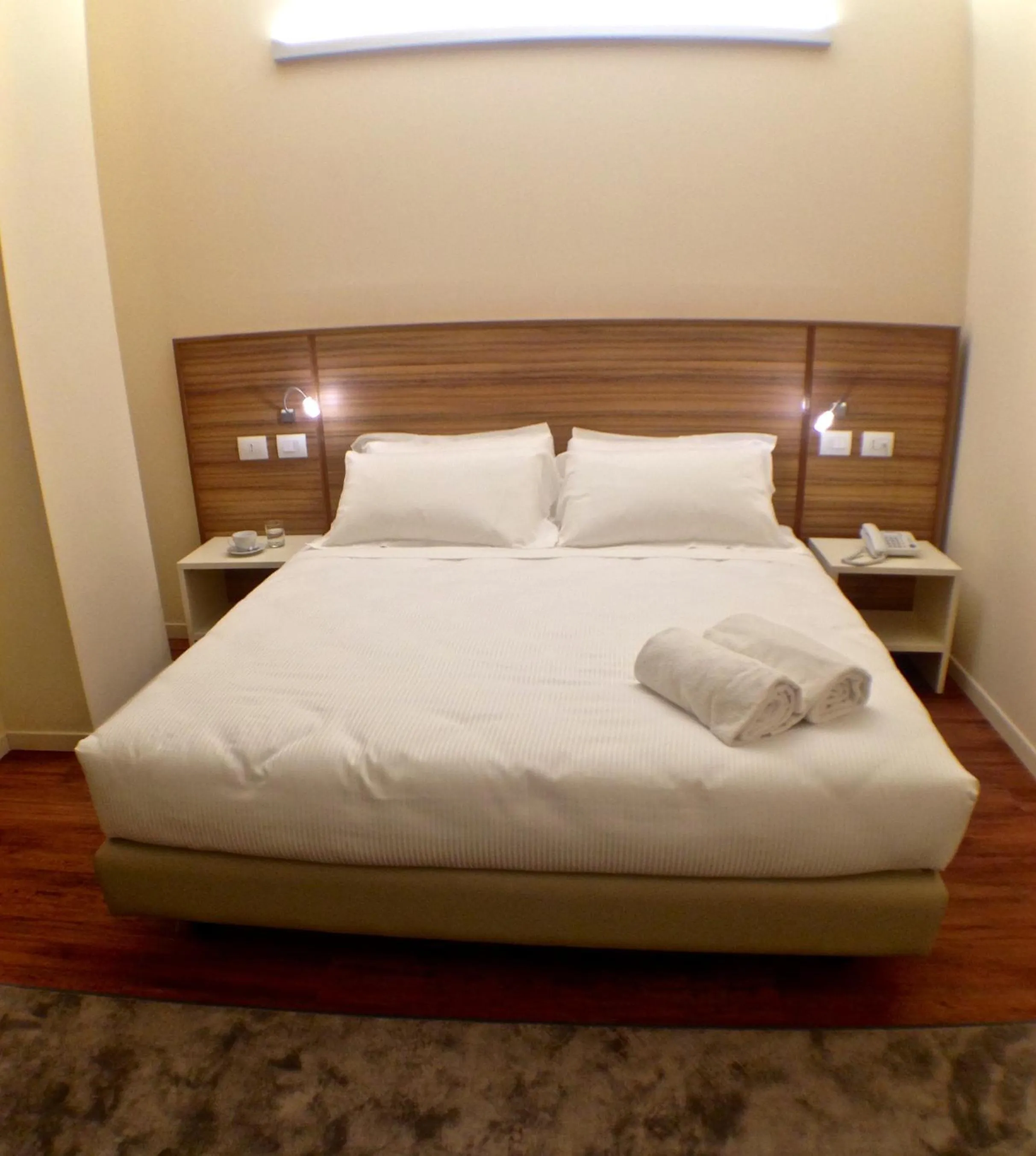 Shower, Bed in Hotel Forum