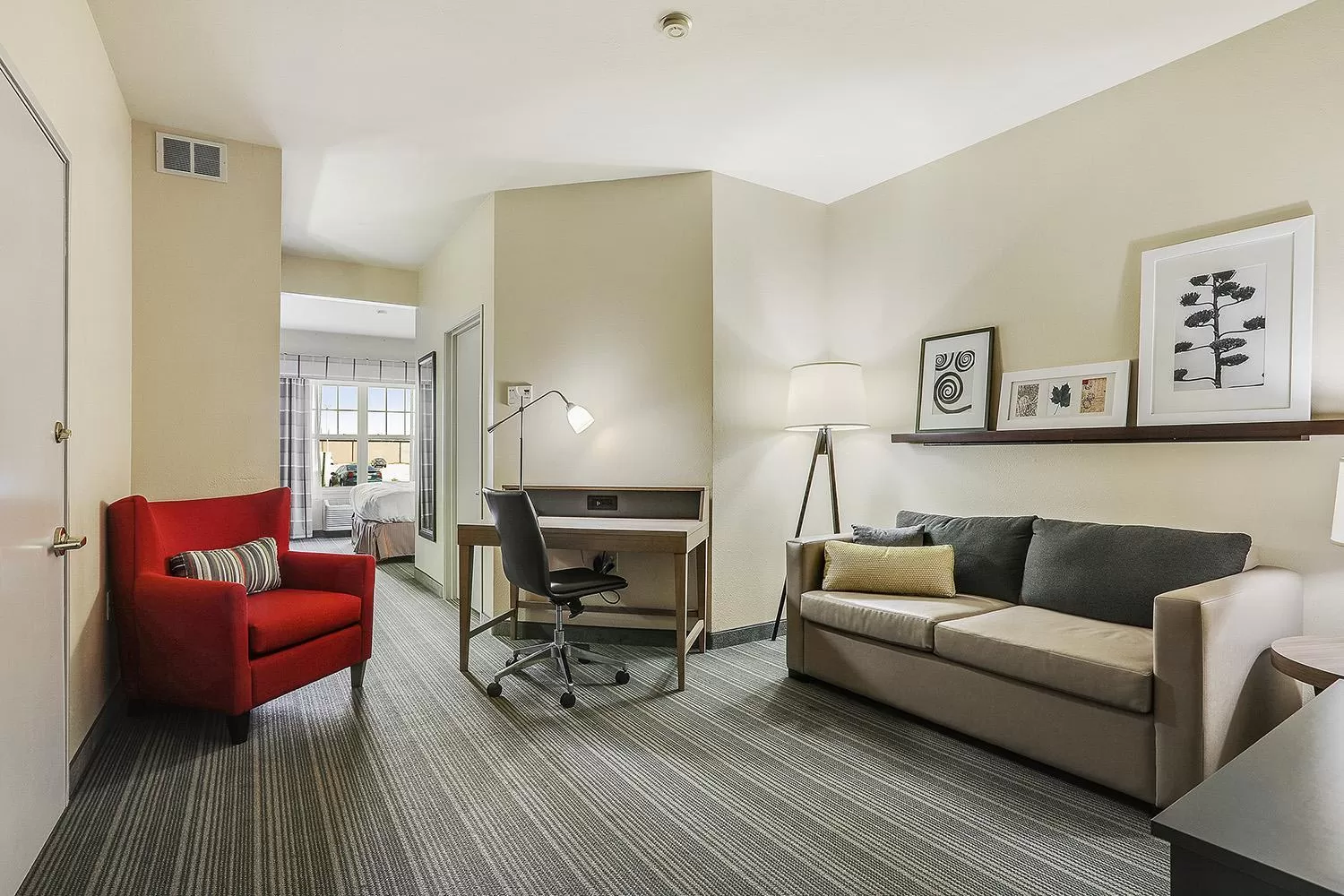 Seating area in Country Inn & Suites by Radisson, Green Bay, WI