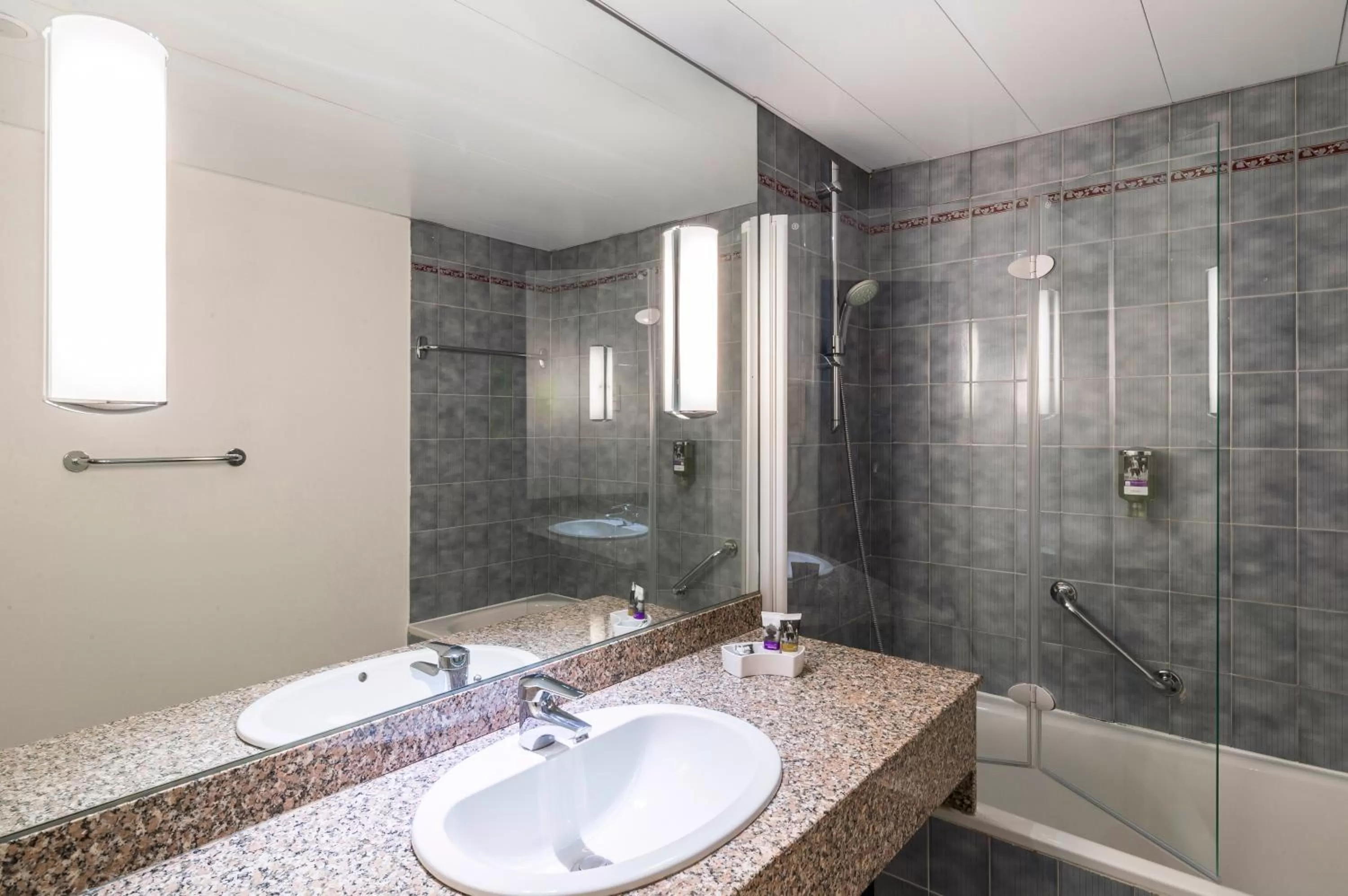 Bathroom in Mercure Paris Roissy CDG