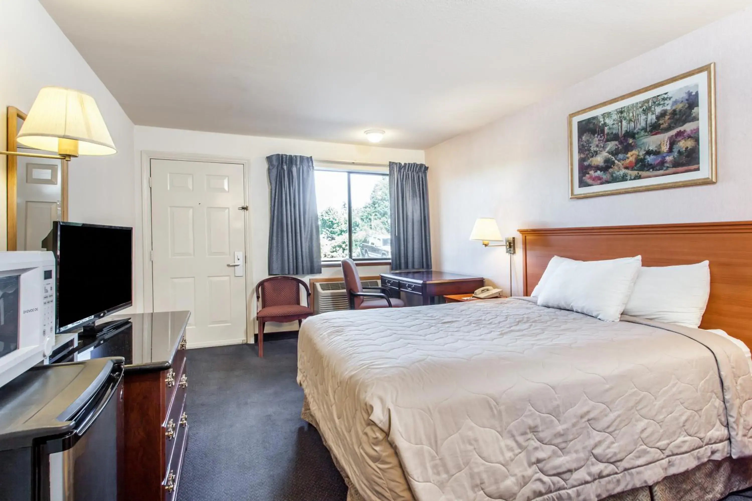 Queen Room - Non-Smoking in Econo Lodge Edmonds North Seattle Queen Room - Non-Smoking in Econo Lodge Edmonds North Seattle