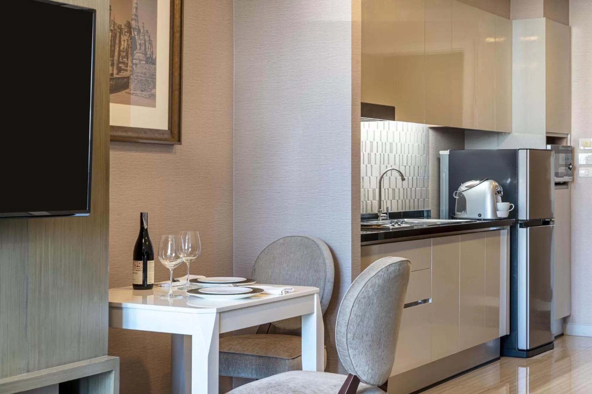 Living room, Kitchen/Kitchenette in Novotel Suites Sukhumvit 39