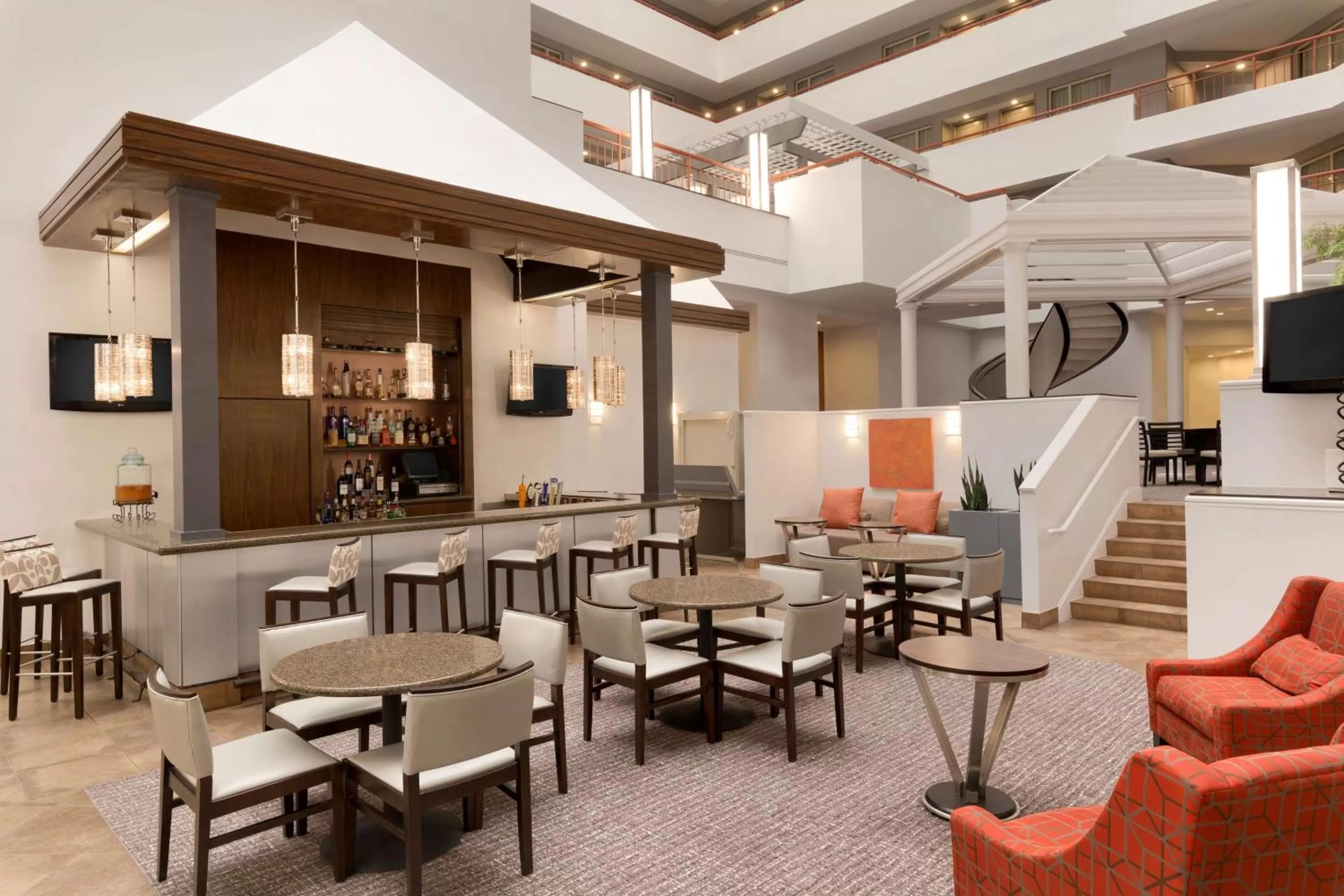 Lounge or bar in Embassy Suites by Hilton Baltimore at BWI Airport