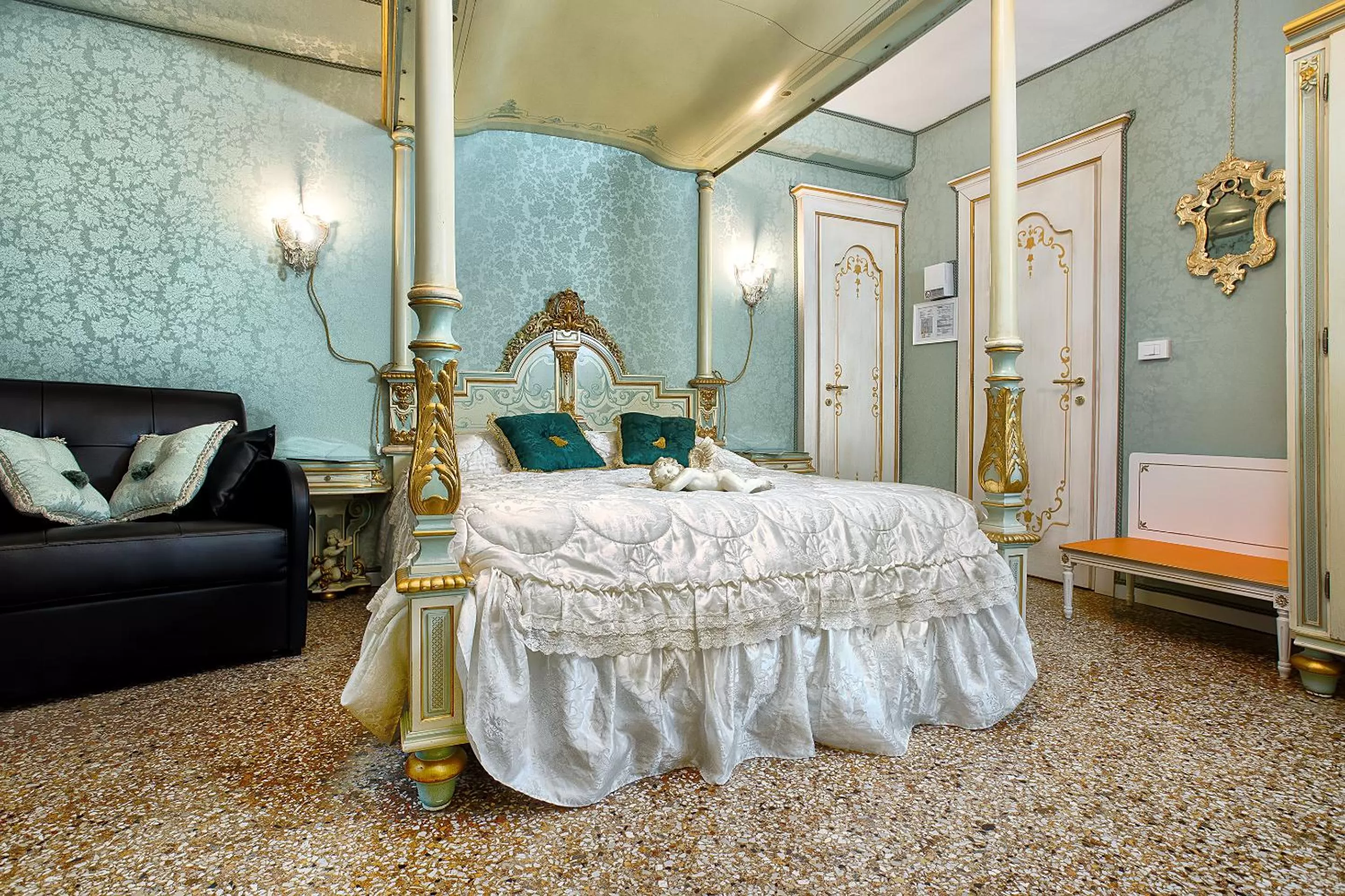 Photo of the whole room, Bed in Scalon del Doge