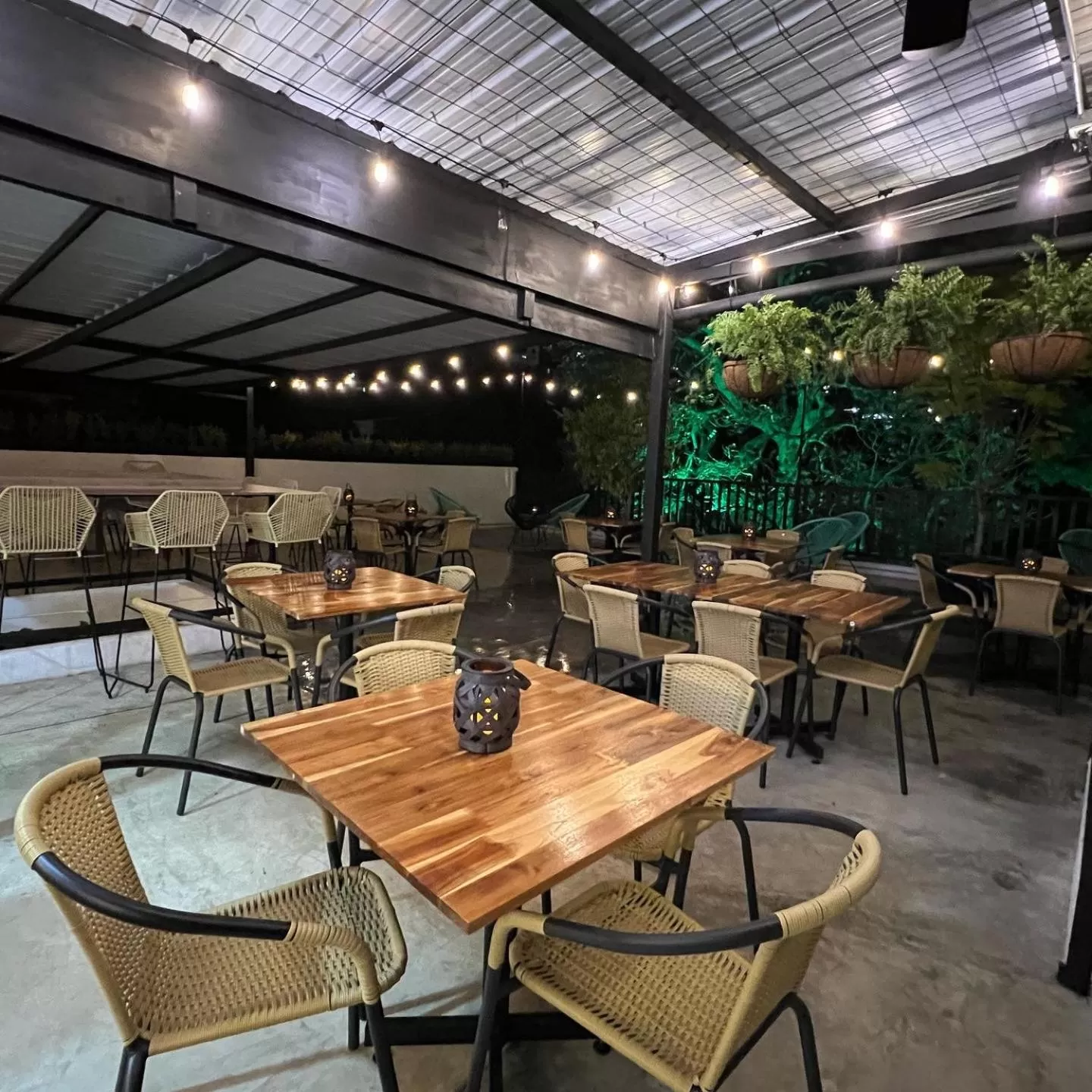 Restaurant/places to eat in HOTEL 9.5 SAN FERNANDO