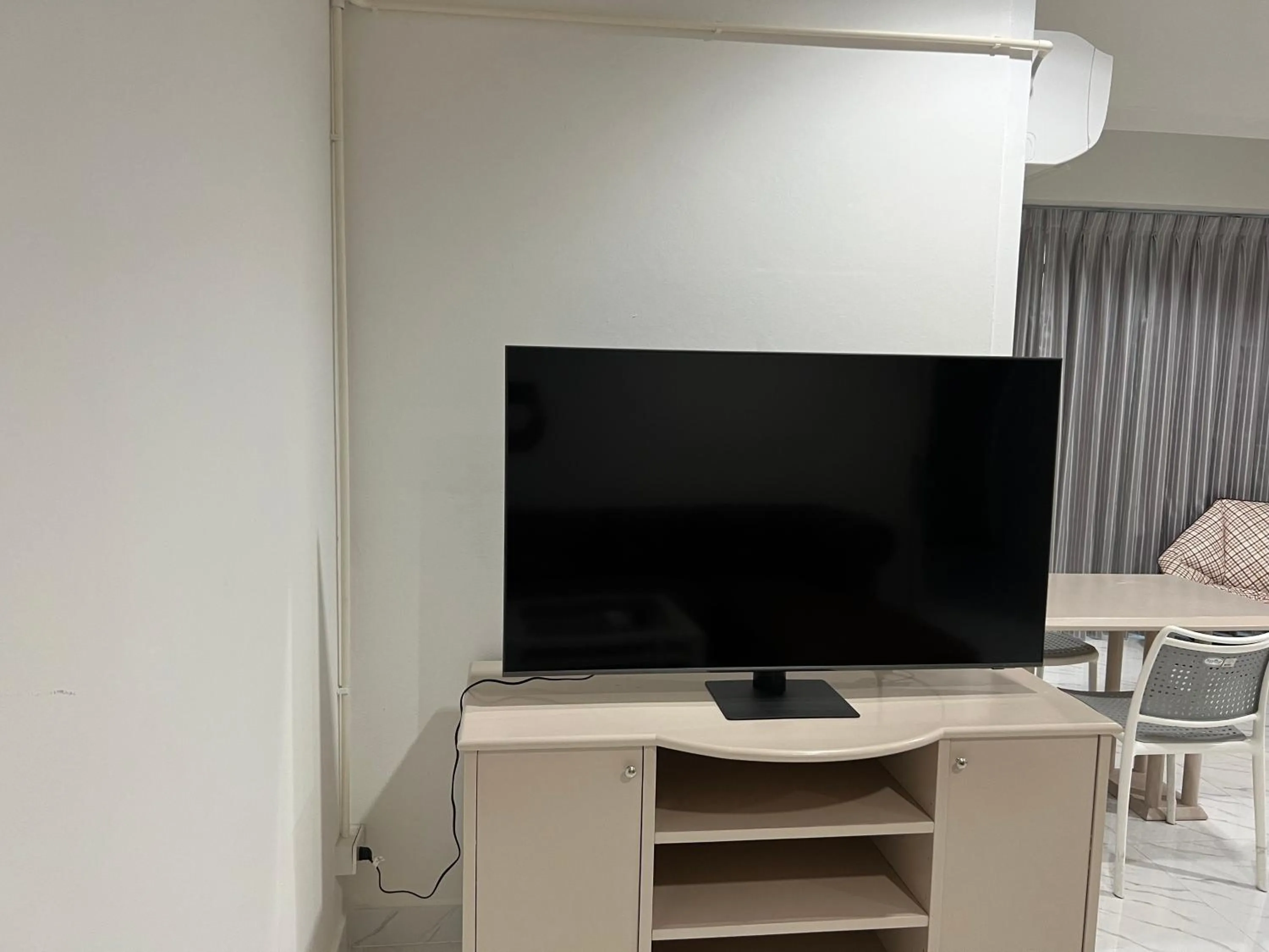 TV and multimedia in Mall Suites Hotel