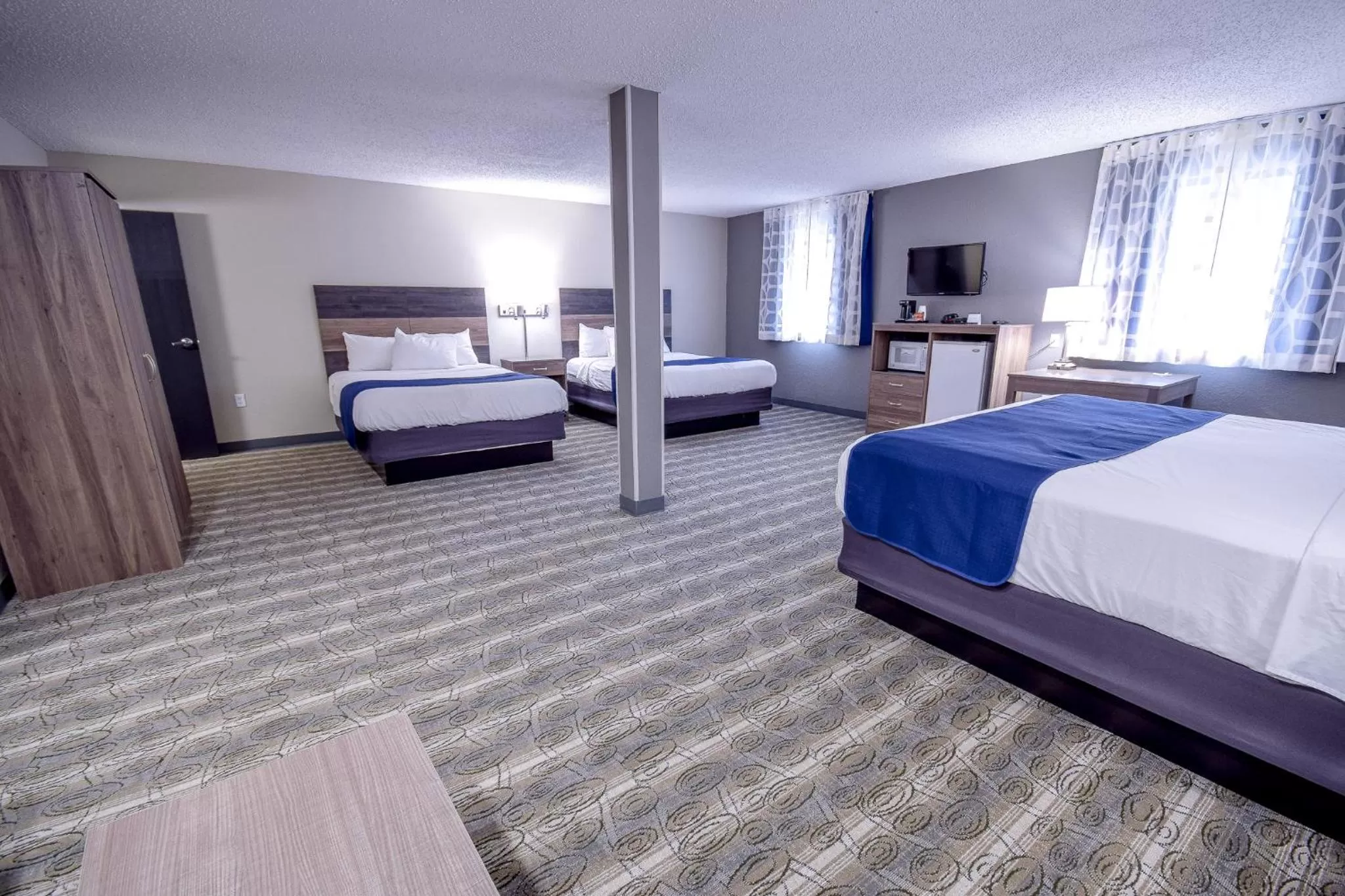 Studio Suite with One King and Two Queen Beds - Non-Smoking in Days Inn & Suites by Wyndham Wisconsin Dells