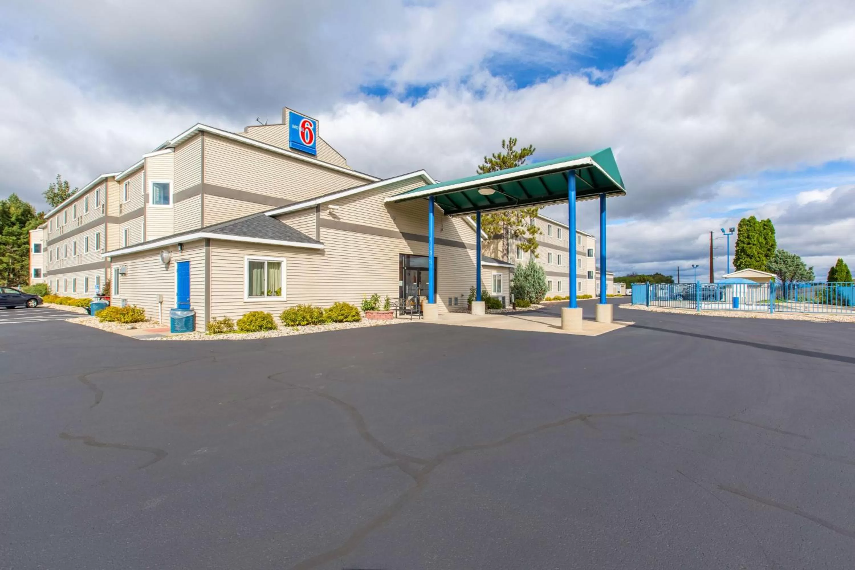 Property building in Motel 6-Baraboo, WI - Lake Delton-Wisconsin Dells
