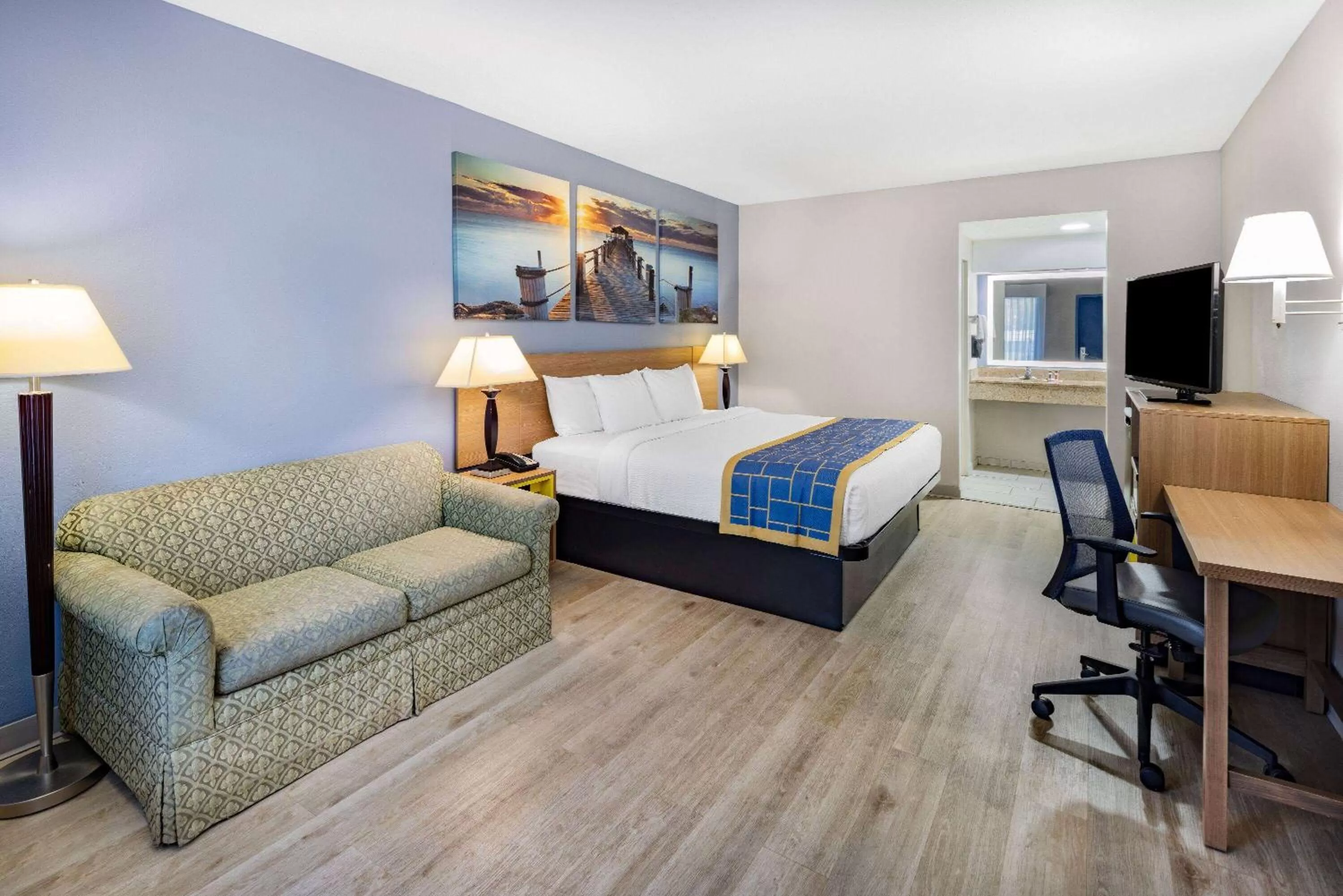 Photo of the whole room, Bed in Days Inn & Suites by Wyndham Savannah Midtown
