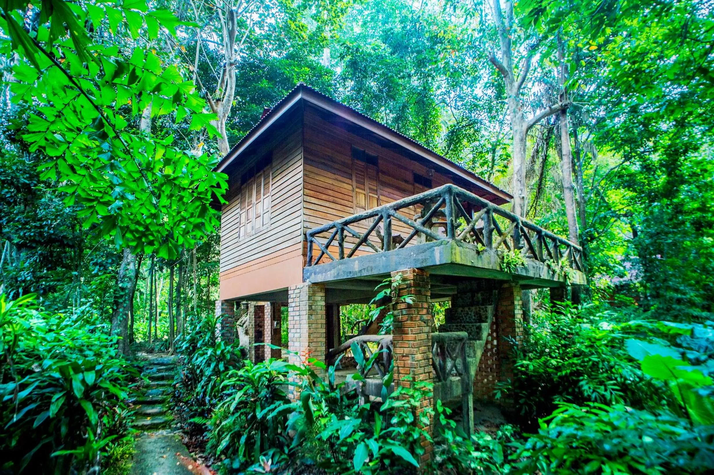 Property building in Art's Riverview Lodge