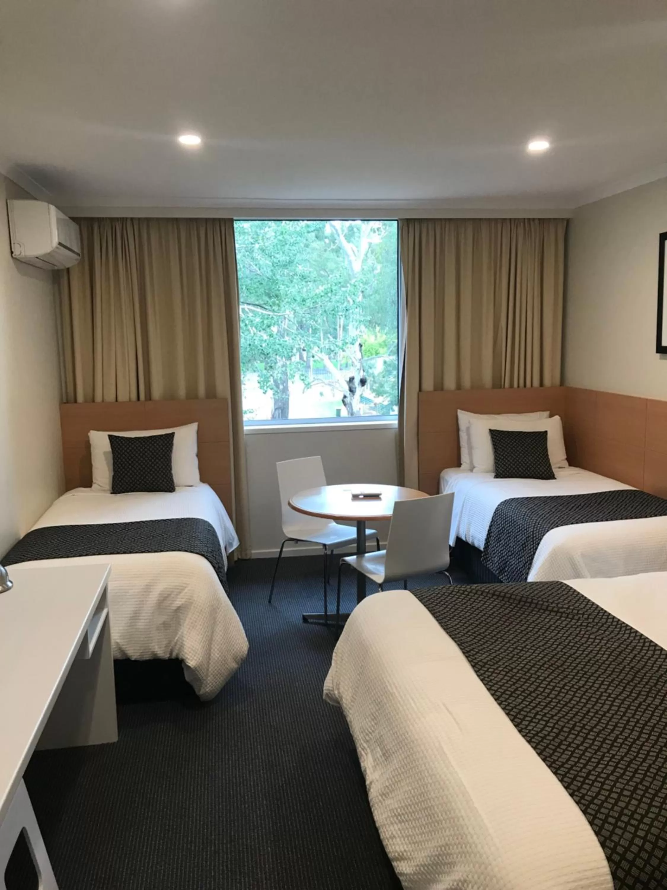 Photo of the whole room, Bed in Parkview Motor Inn and Apartments