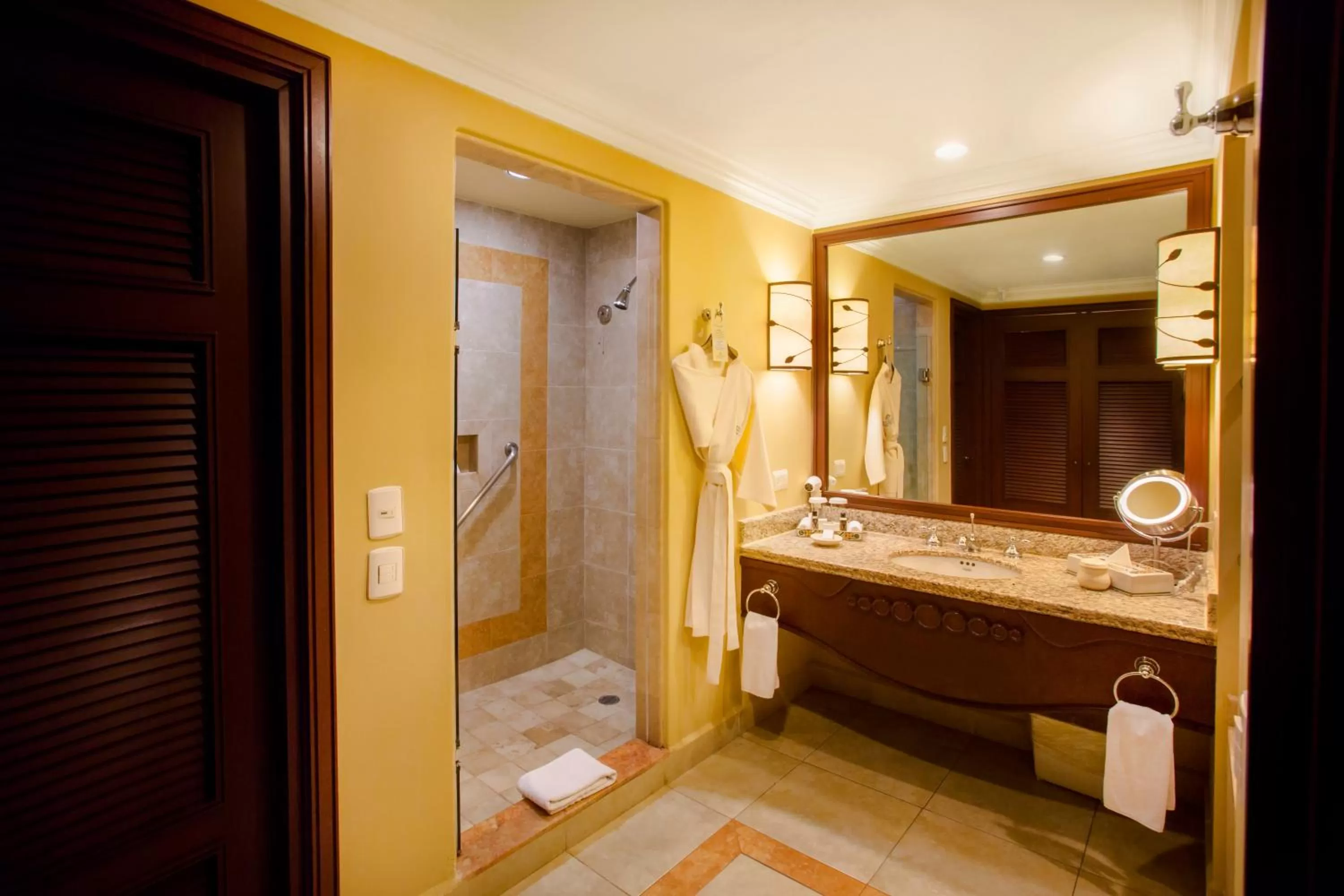 Bathroom, Bed in Pueblo Bonito Sunset Beach Golf & Spa Resort - All Inclusive