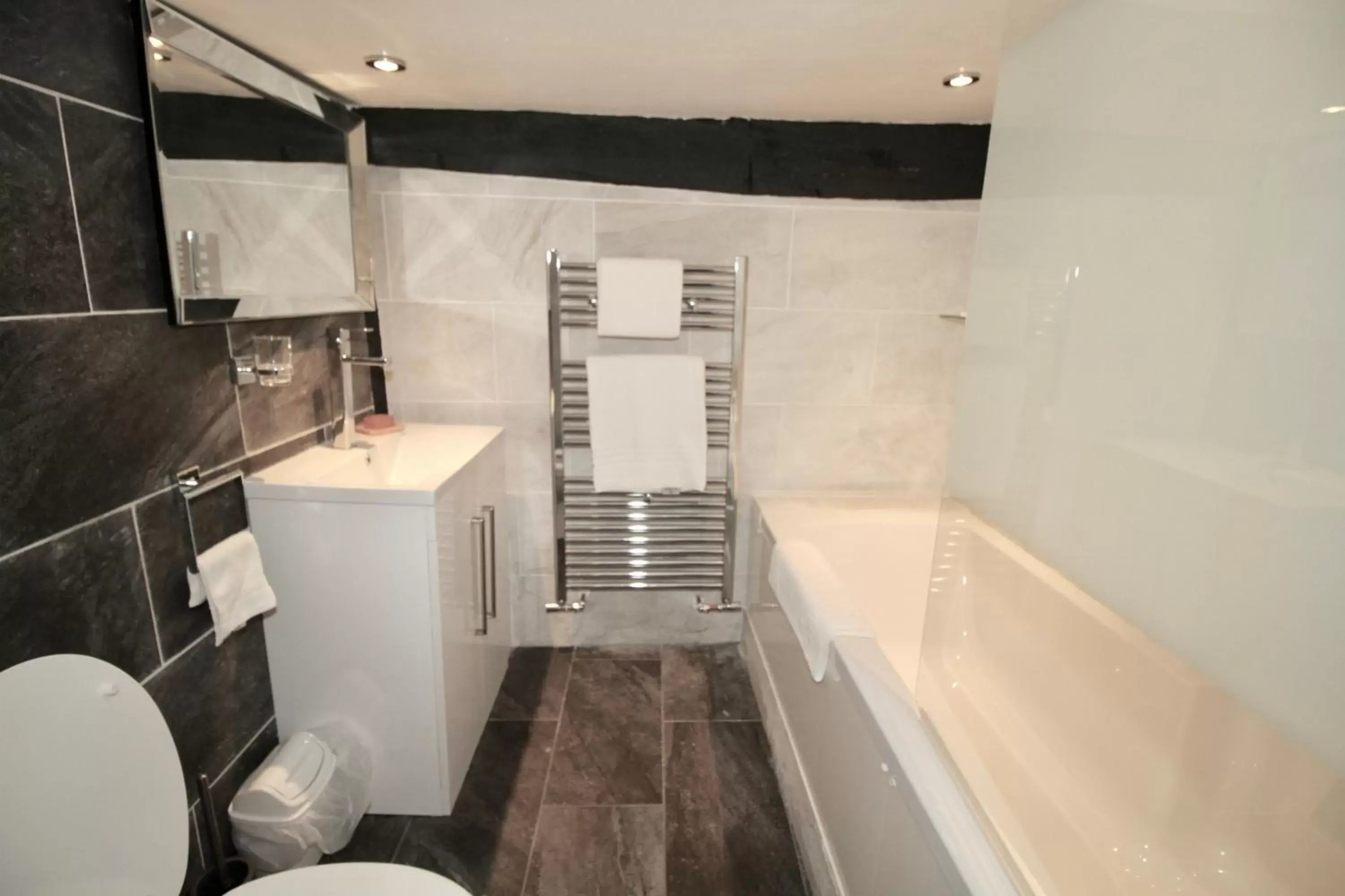 Deluxe Double Room with Bath in Chequers Inn Deluxe Double Room with Bath in Chequers Inn