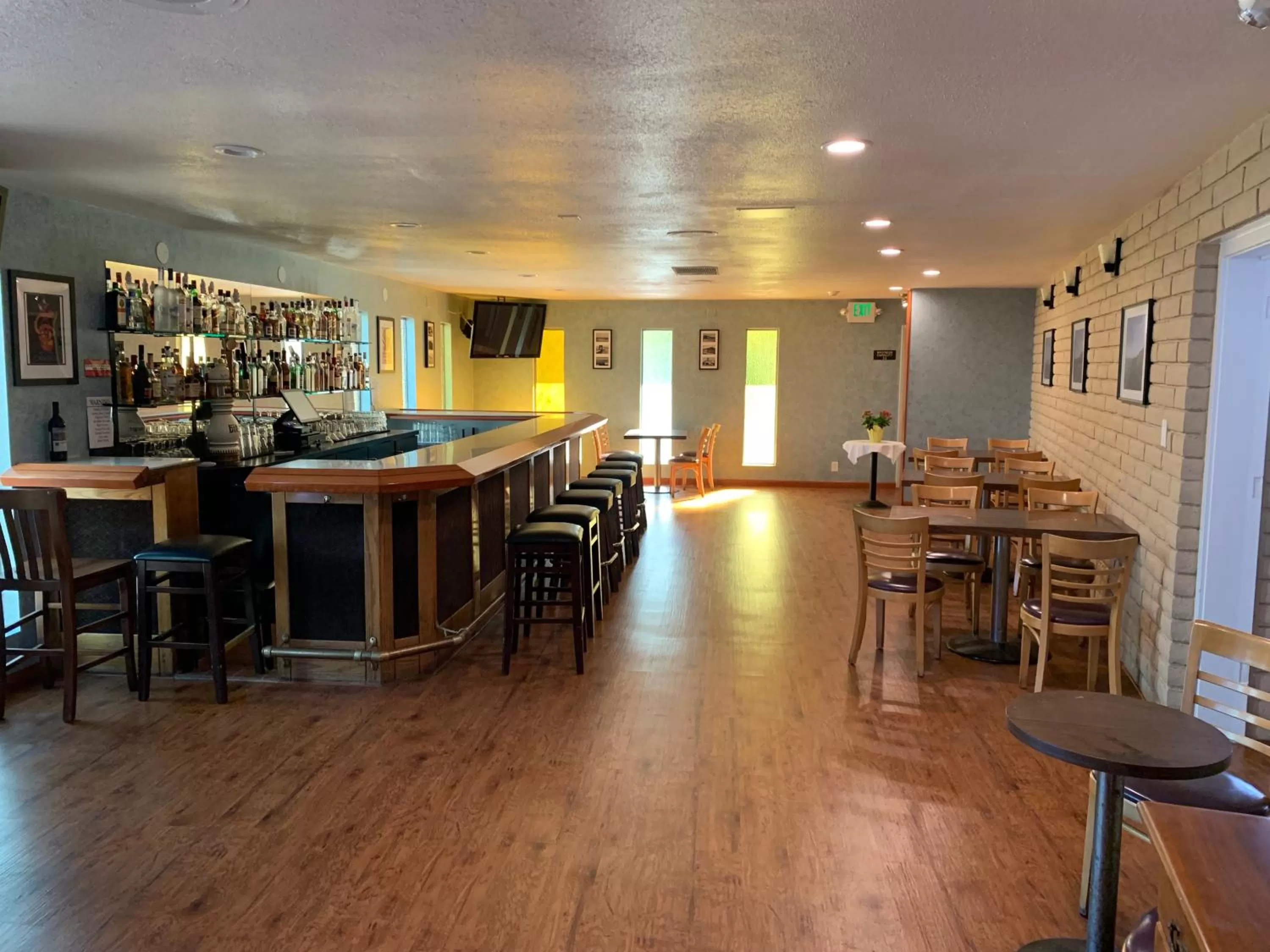 Restaurant/places to eat in Villa Inn