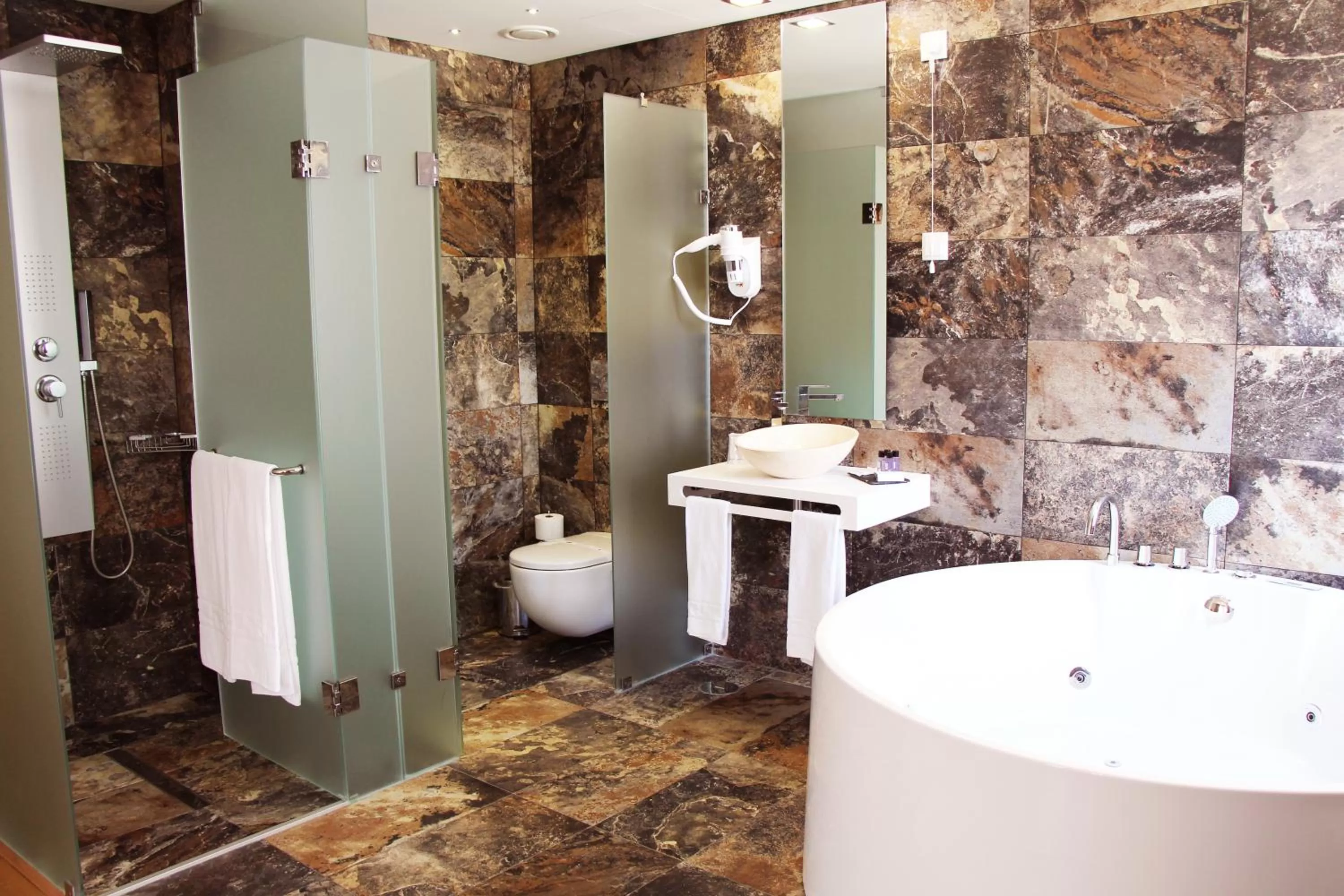 Bathroom in America Diamonds Hotel