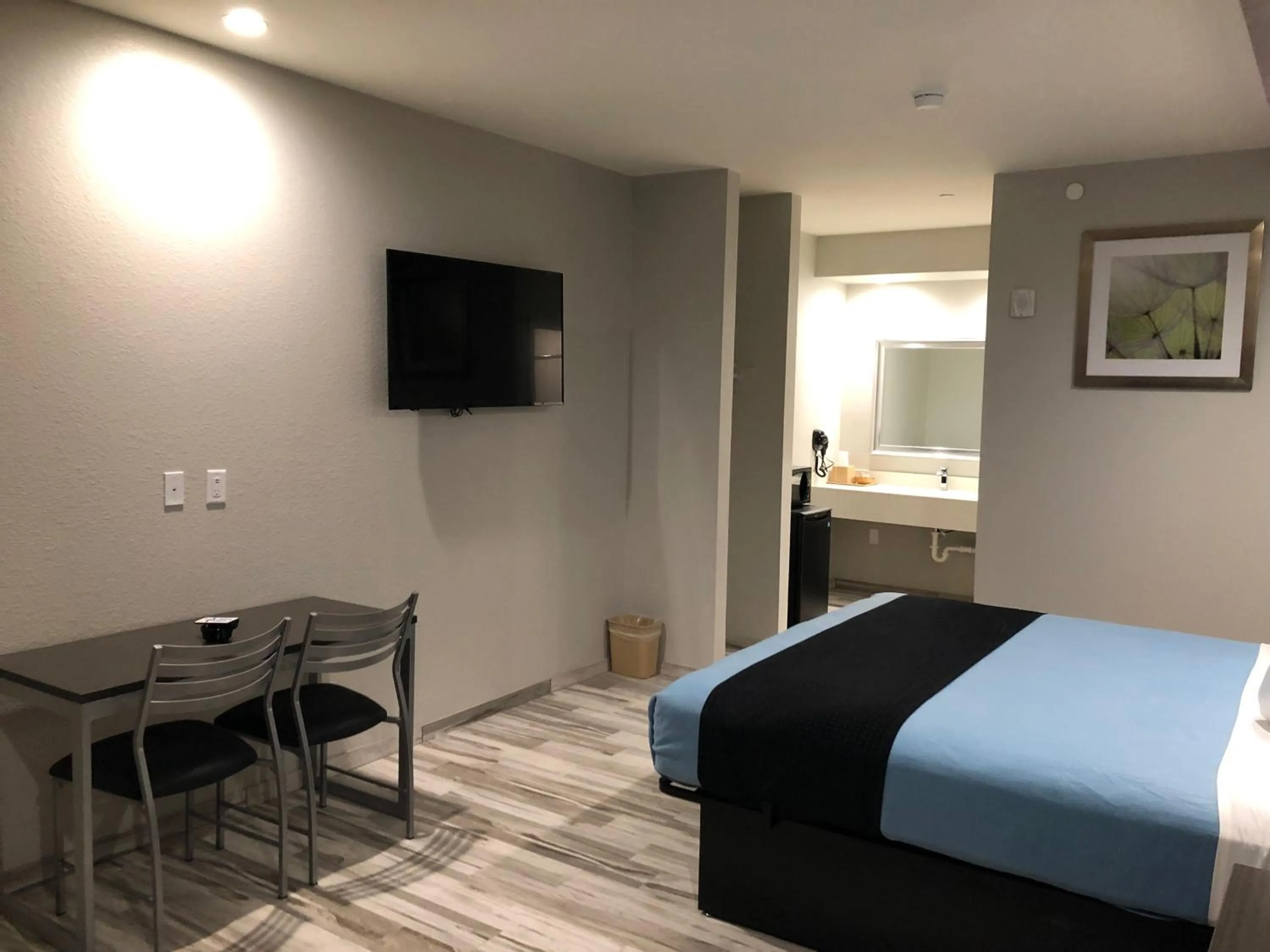 Bedroom, Bed in Crystal Inn Downtown