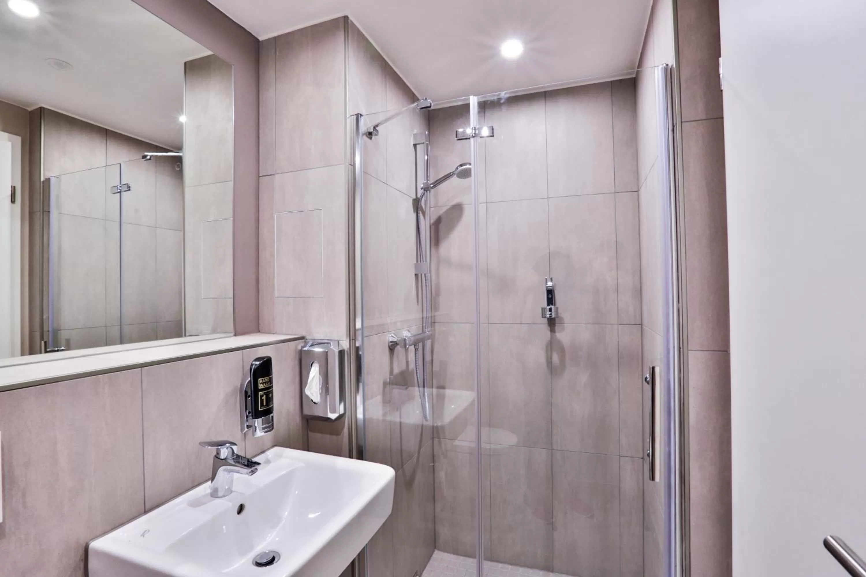 Shower in Ocak Aparthotel