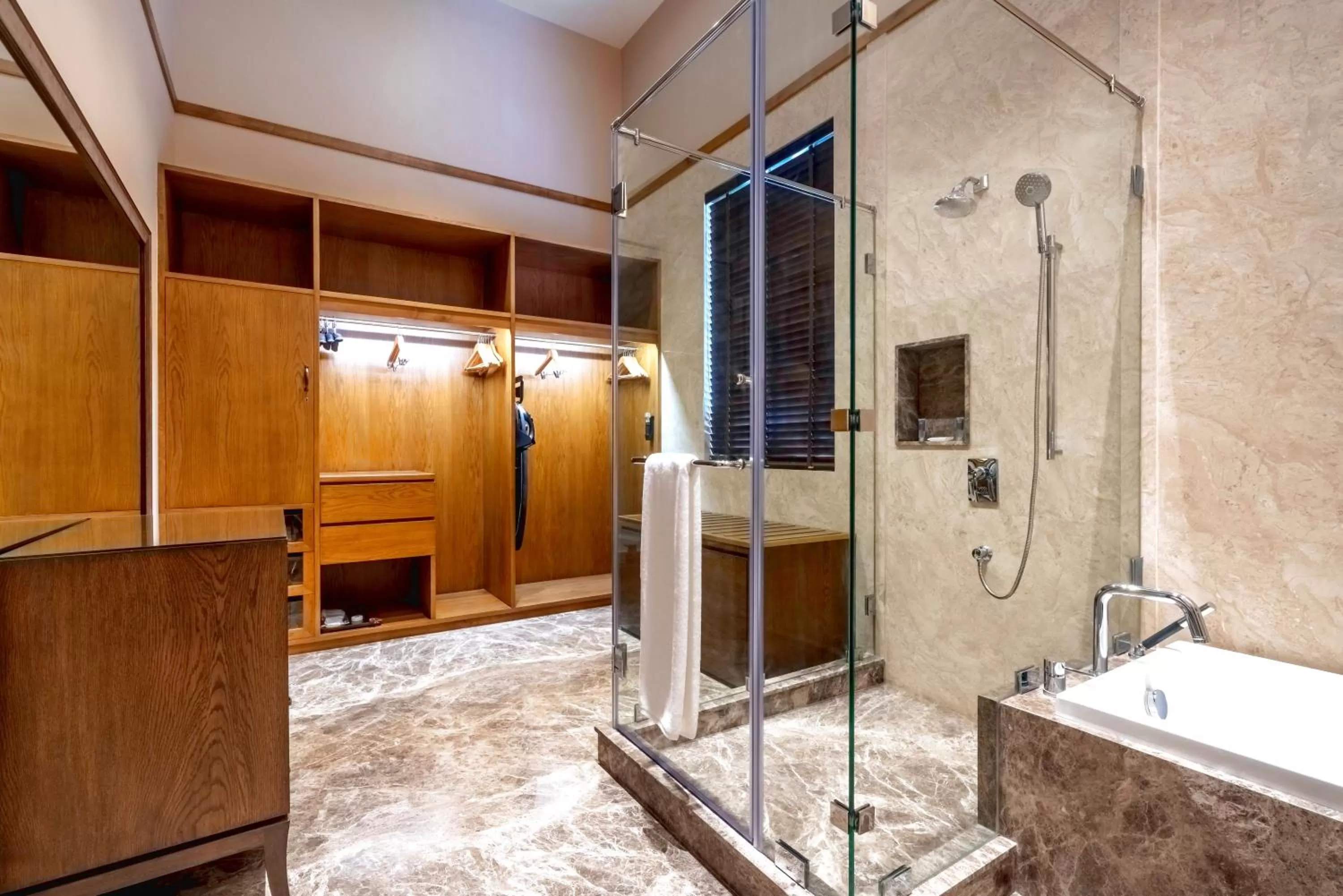 Shower in Kenilworth Hotel, Kolkata