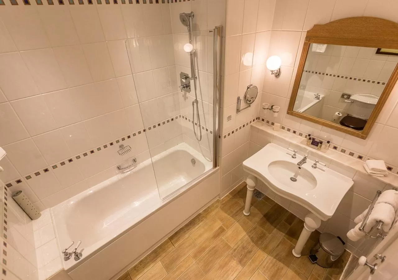 Bathroom in Kilworth House Hotel and Theatre