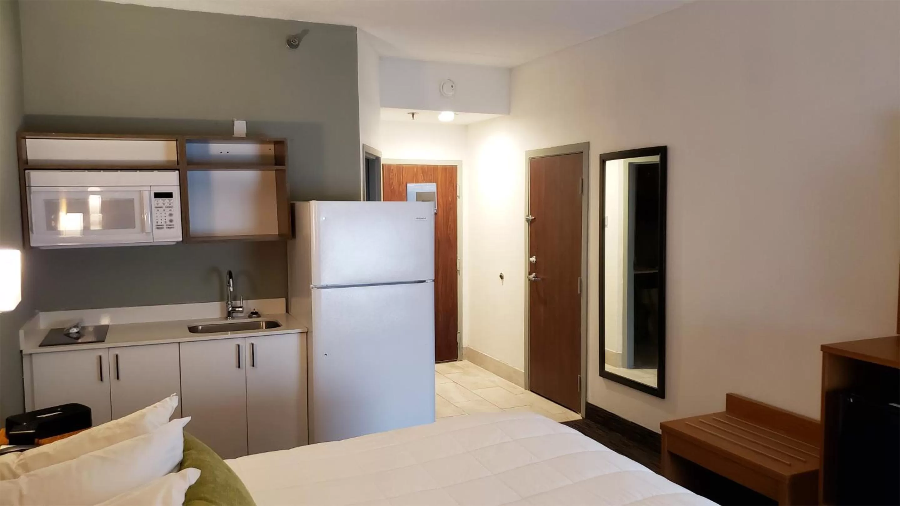 Kitchen or kitchenette, Bed in MainStay Suites Springfield IL
