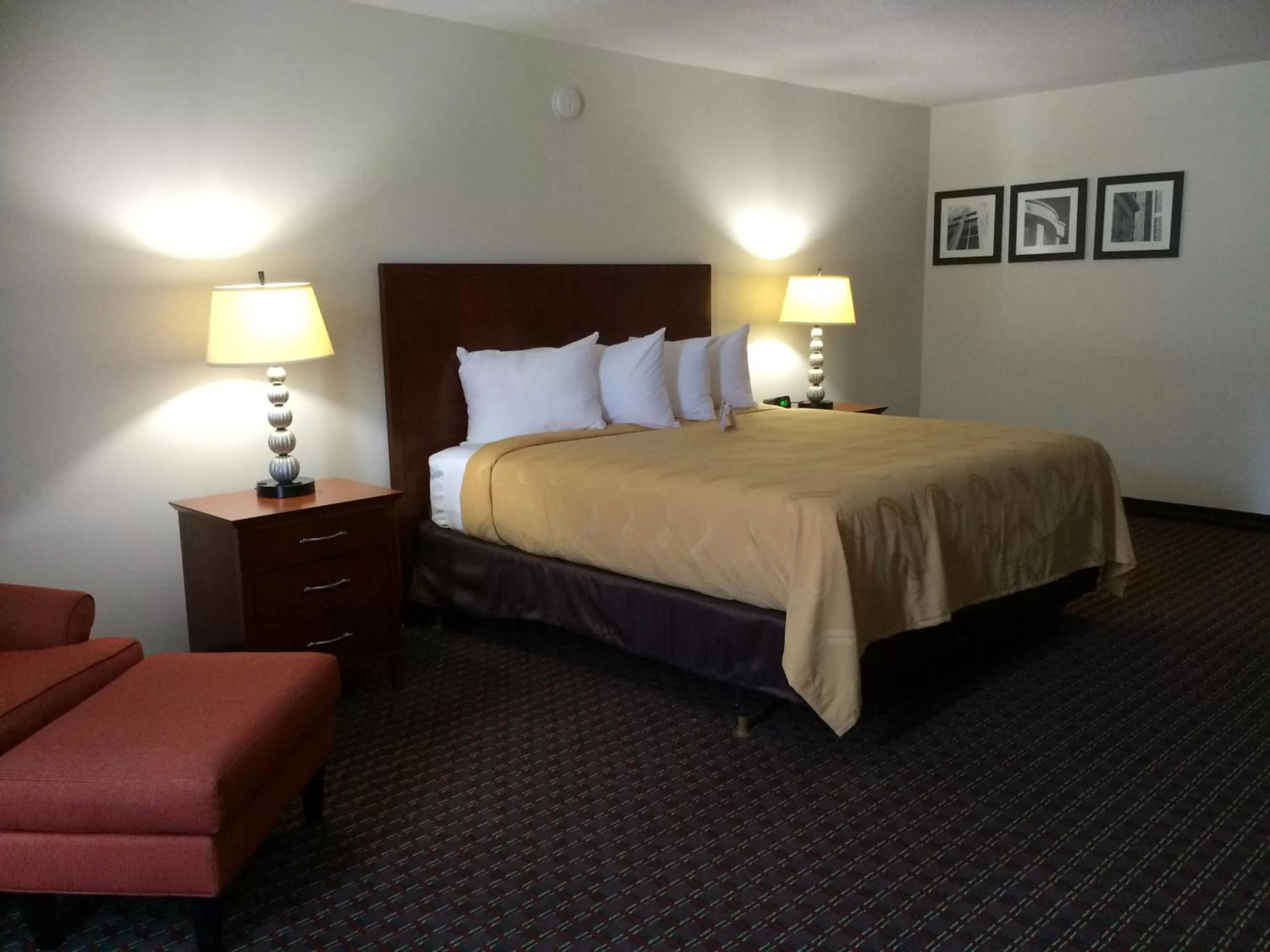 Photo of the whole room, Bed in Days Inn by Wyndham Hartsfield Jackson Atlanta Airport West