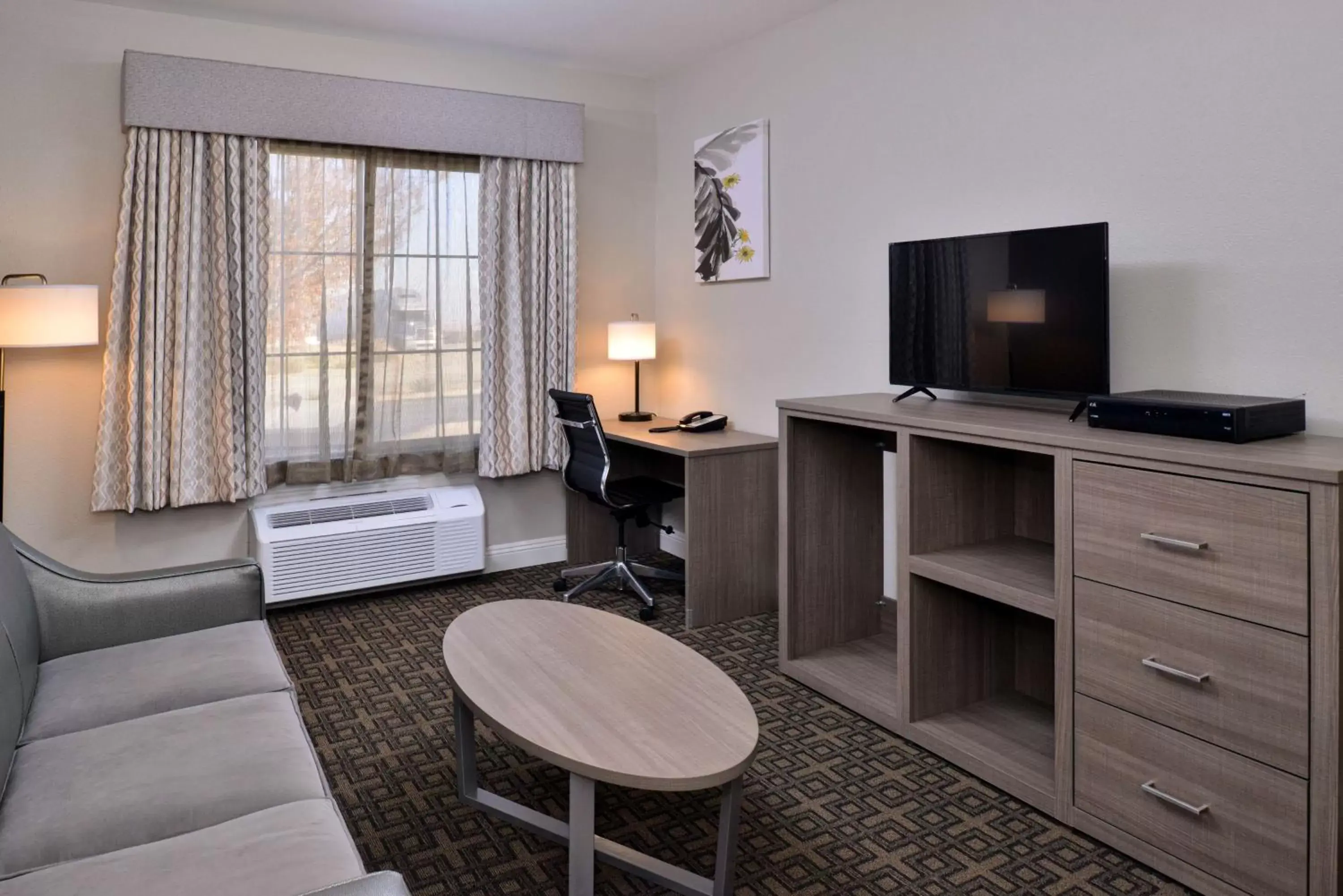 Queen Suite With Sofa Bed With Roll-In Shower - Disability Access / Non-Smoking in Best Western Kettleman City Inn & Suites Queen Suite With Sofa Bed With Roll-In Shower - Disability Access / Non-Smoking in Best Western Kettleman City Inn & Suites