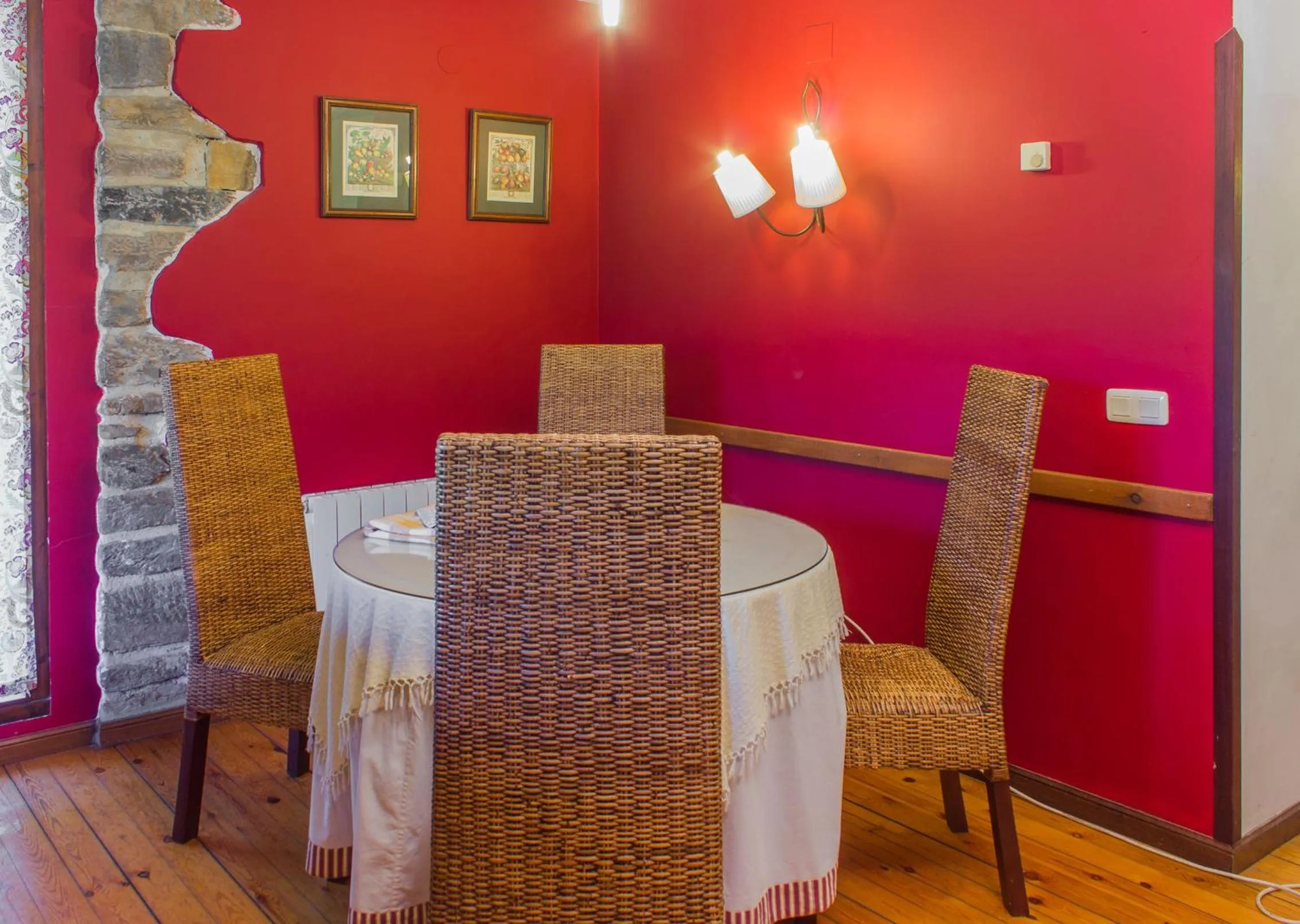 Dining area in Viviendas Rurales El Covaju