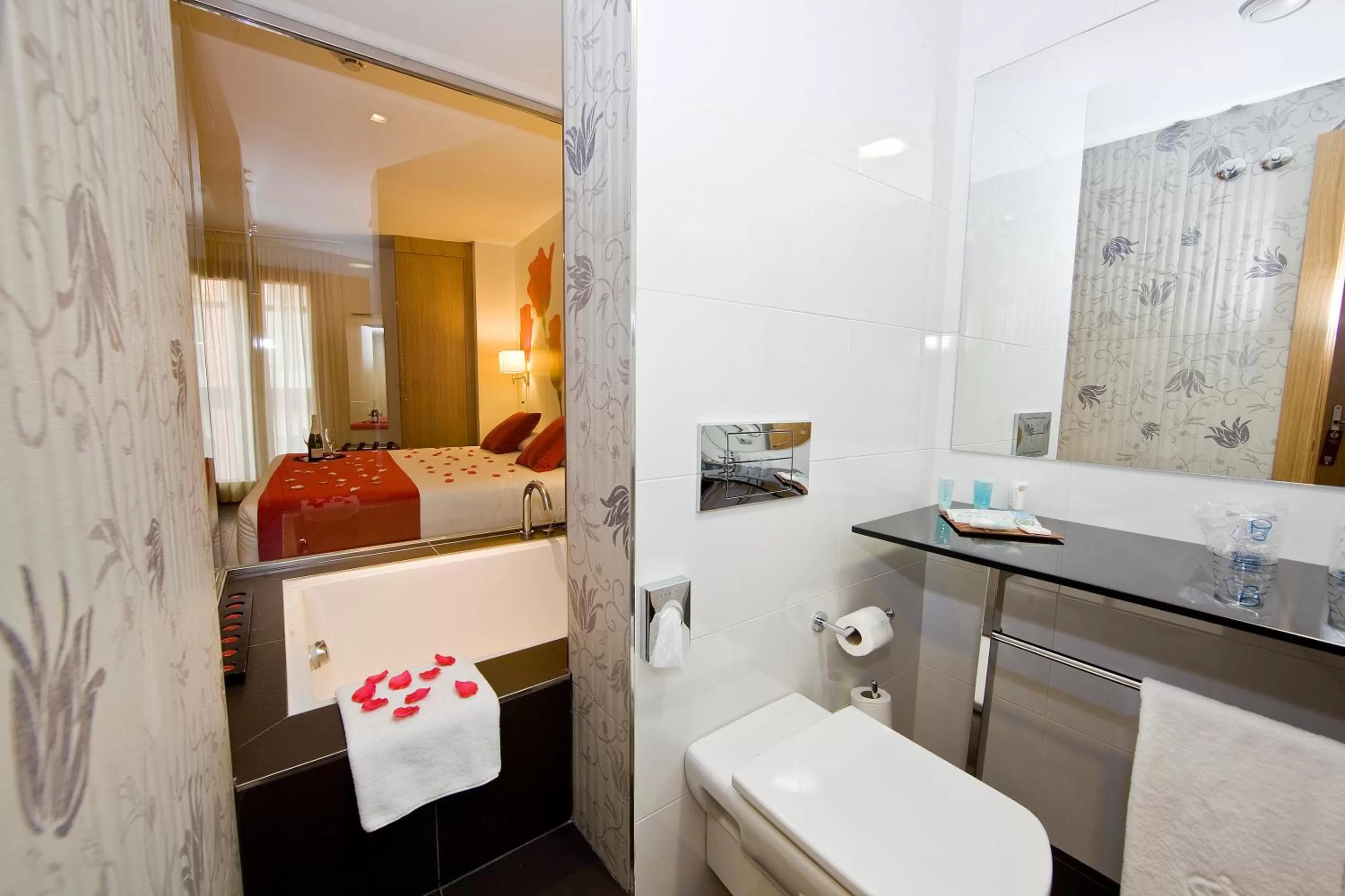 Bathroom, Bed in ELE Enara Boutique Hotel