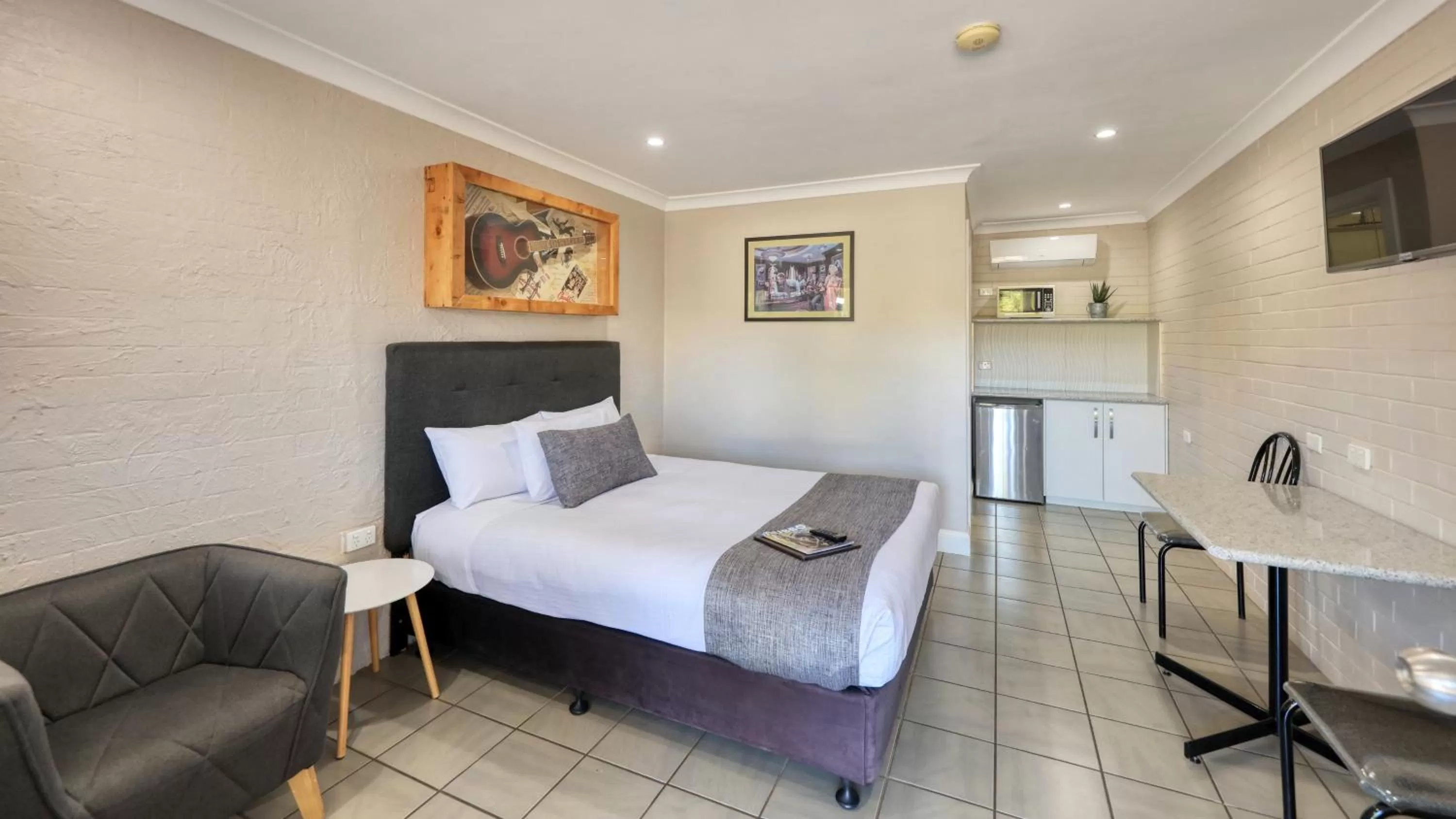 Photo of the whole room, Bed in Country Leisure Motor Inn