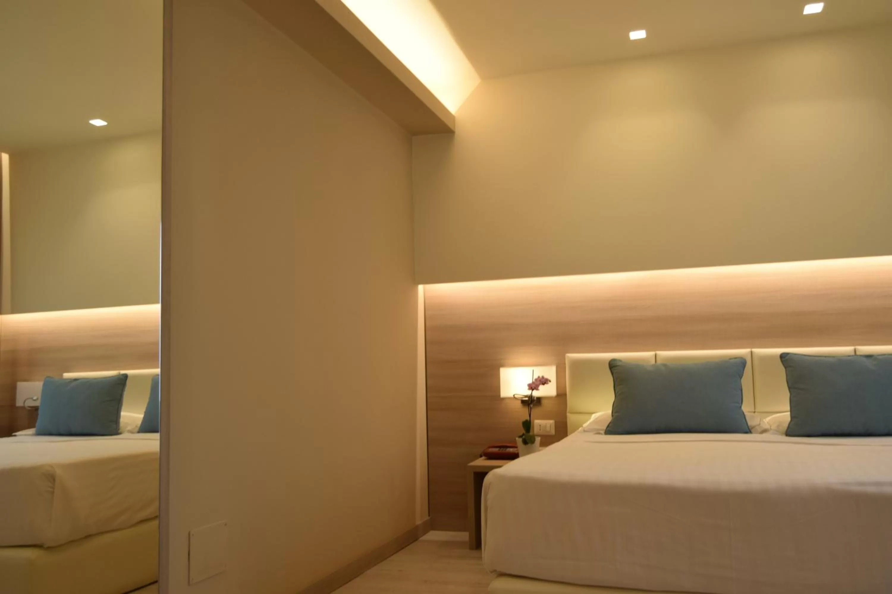 Photo of the whole room, Bed in Hotel Continental