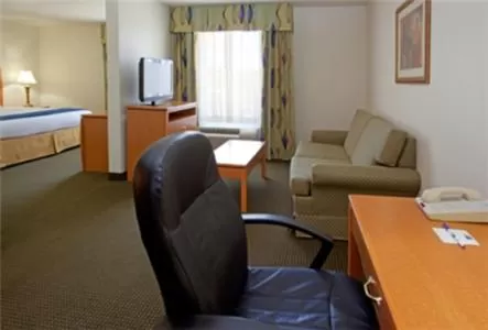 Bed in Holiday Inn Express Hotel & Suites Columbus by IHG