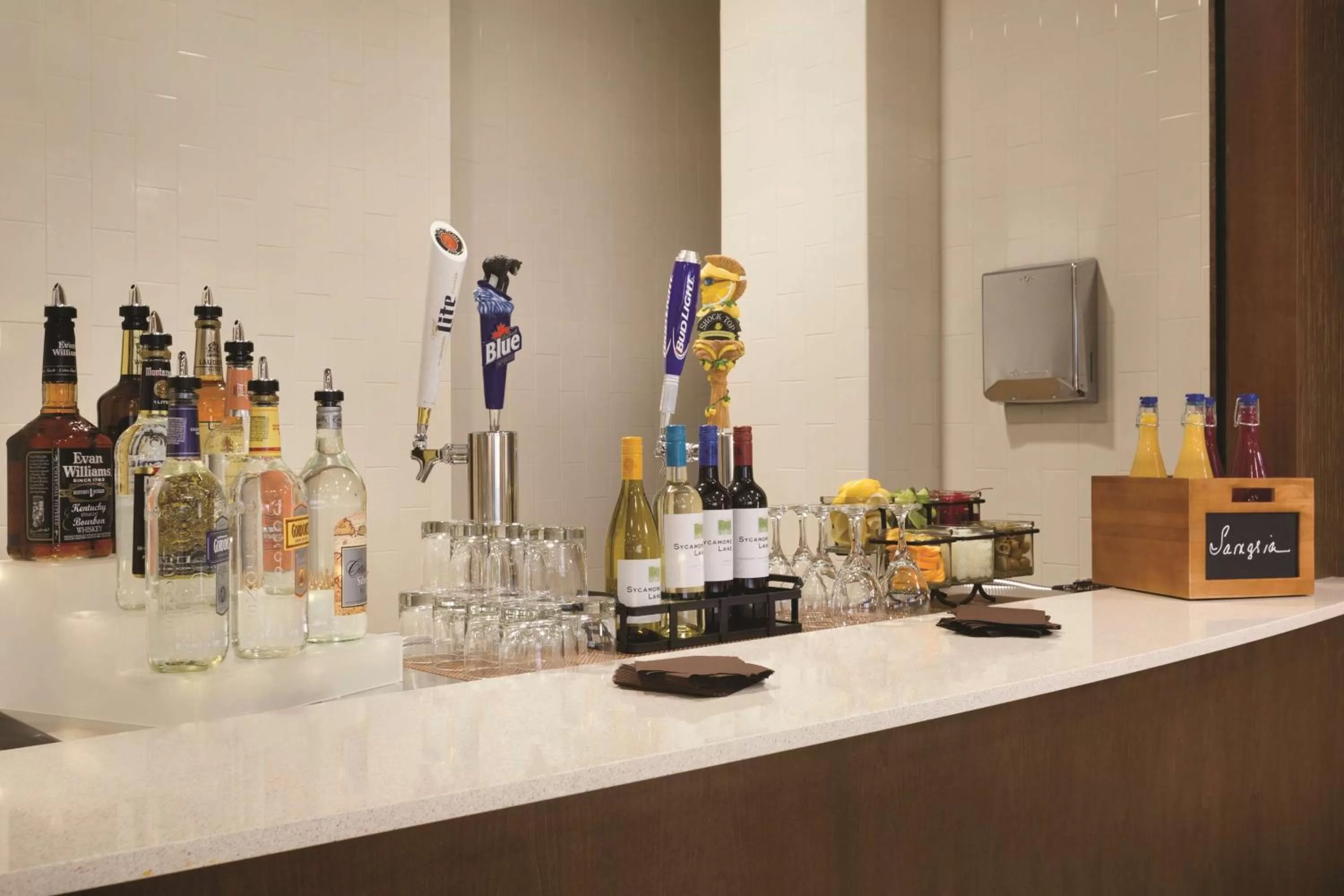 Restaurant/places to eat in Embassy Suites by Hilton Akron Canton Airport