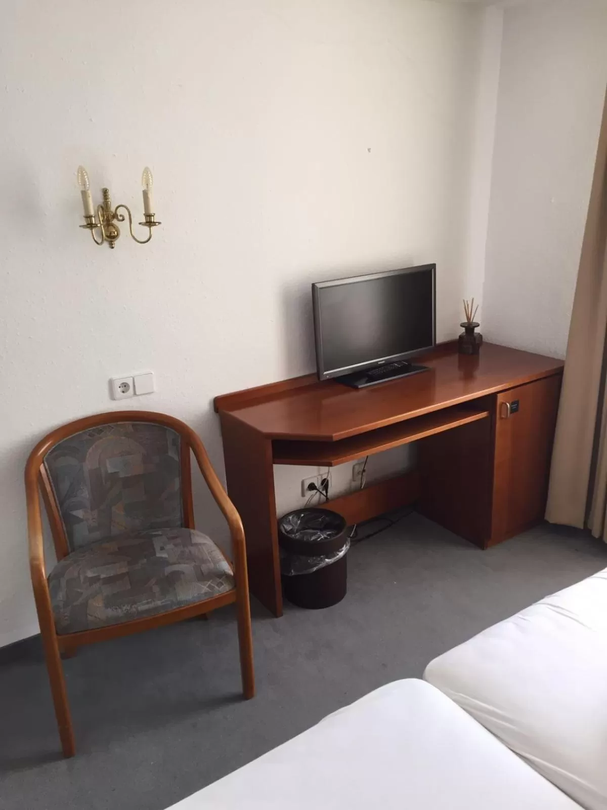 TV and multimedia, Bed in Hotel Strandcafé Dischinger