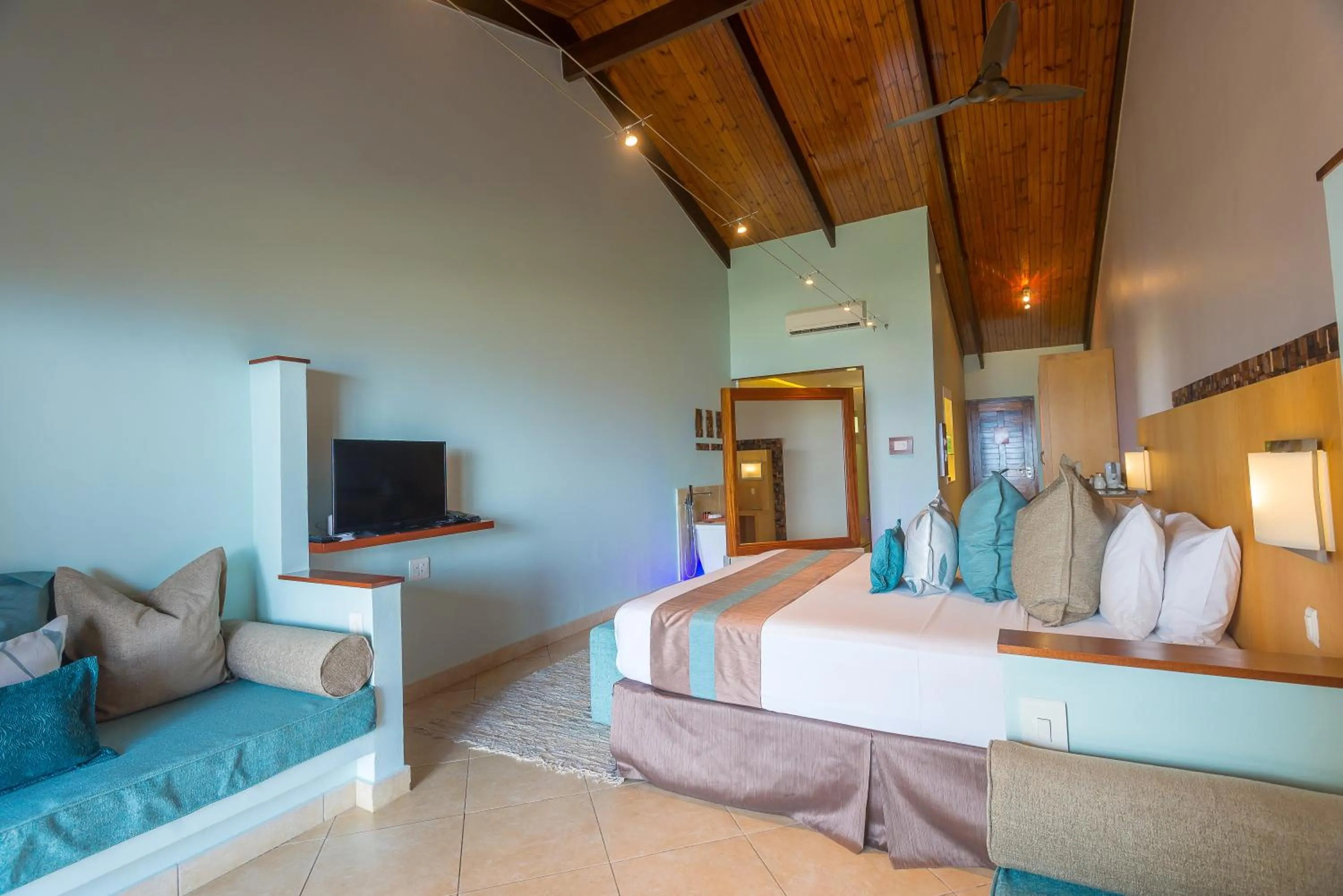 Photo of the whole room, Bed in Coco de Mer Hotel and Black Parrot Suites