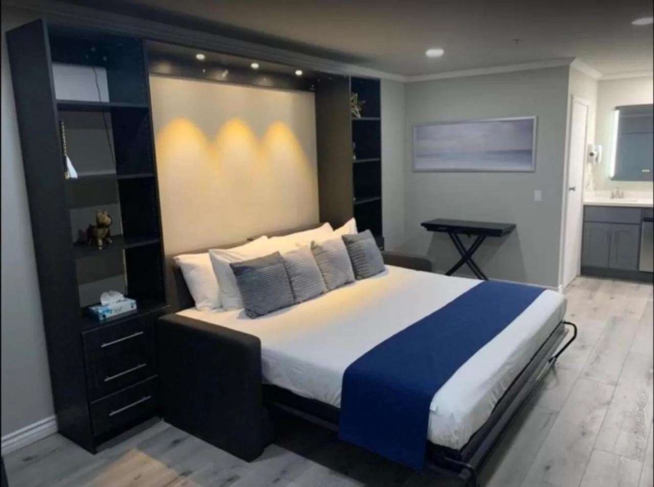 Photo of the whole room, Bed in Omeo Suites