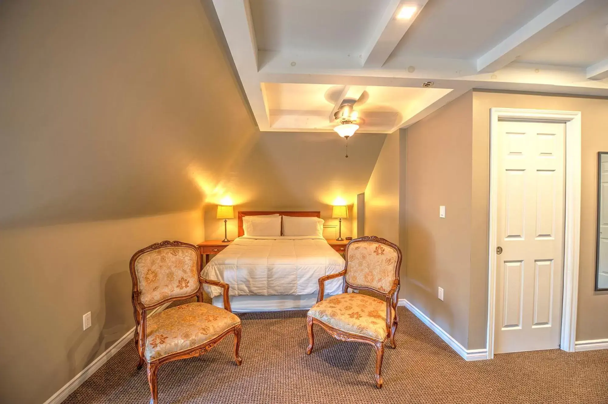 Traditional Queen Room in The Sonata Inn Traditional Queen Room in The Sonata Inn