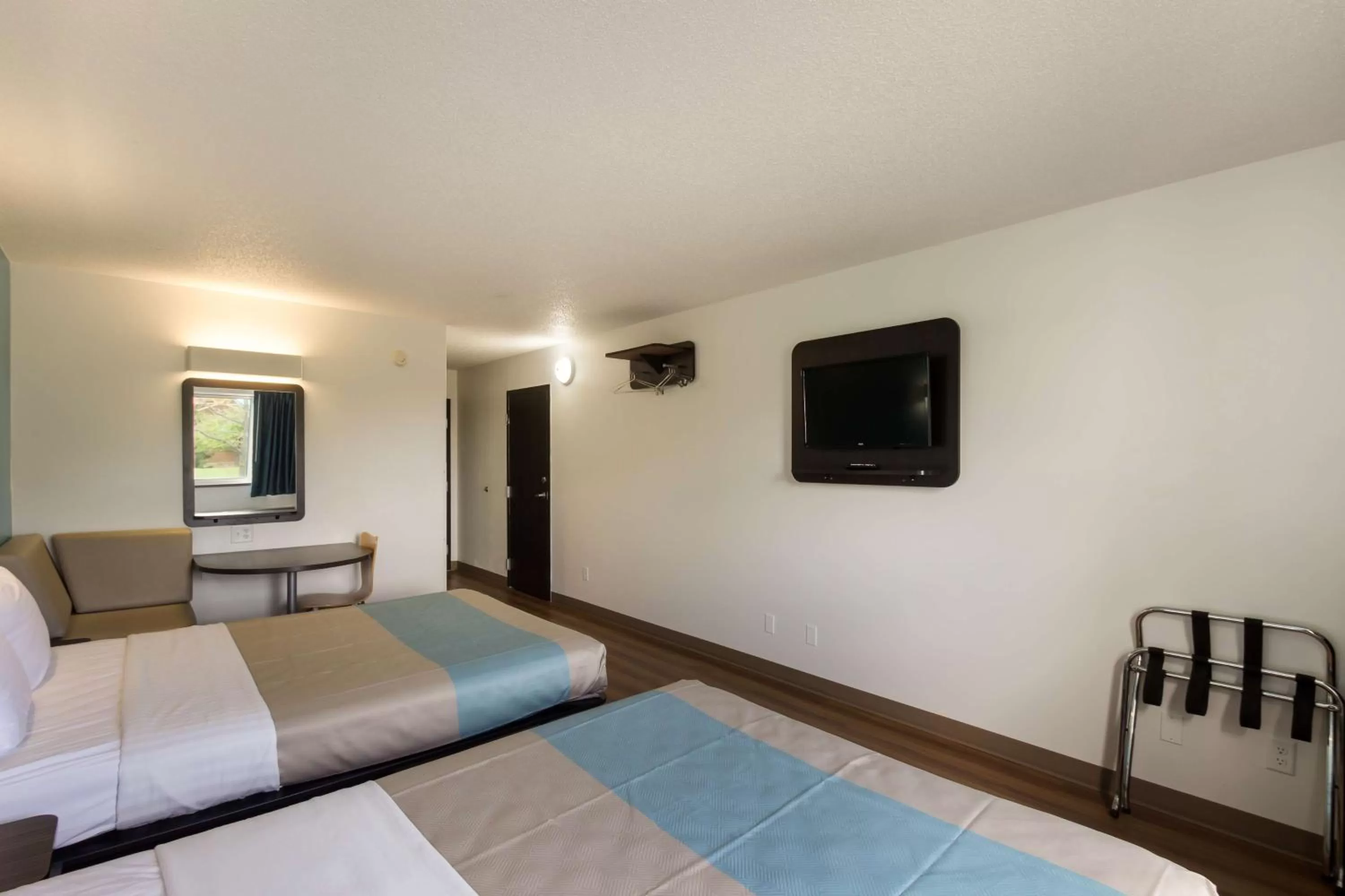 TV and multimedia, Bed in Motel 6-Rothschild, WI