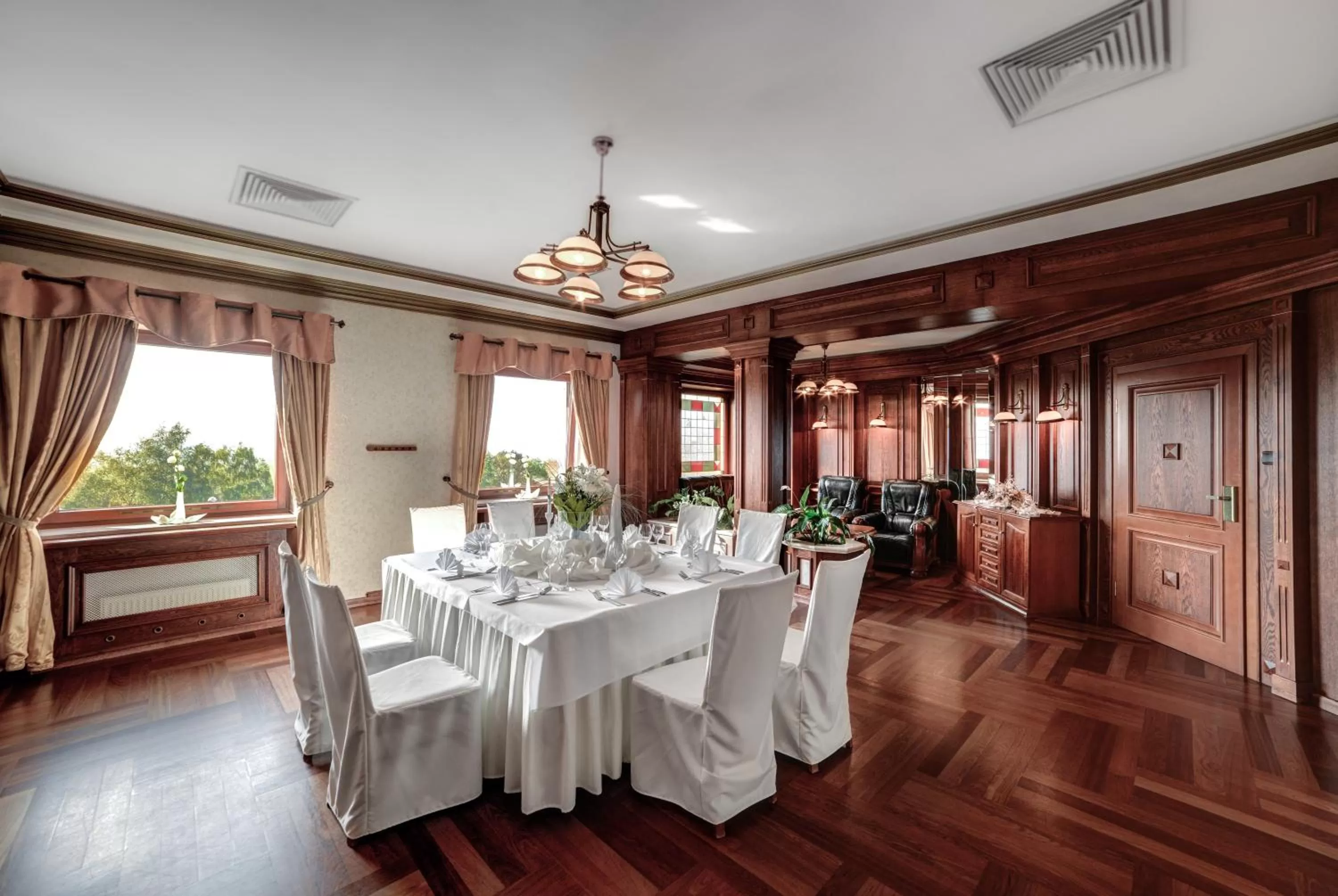 Restaurant/places to eat in Hotel Belweder