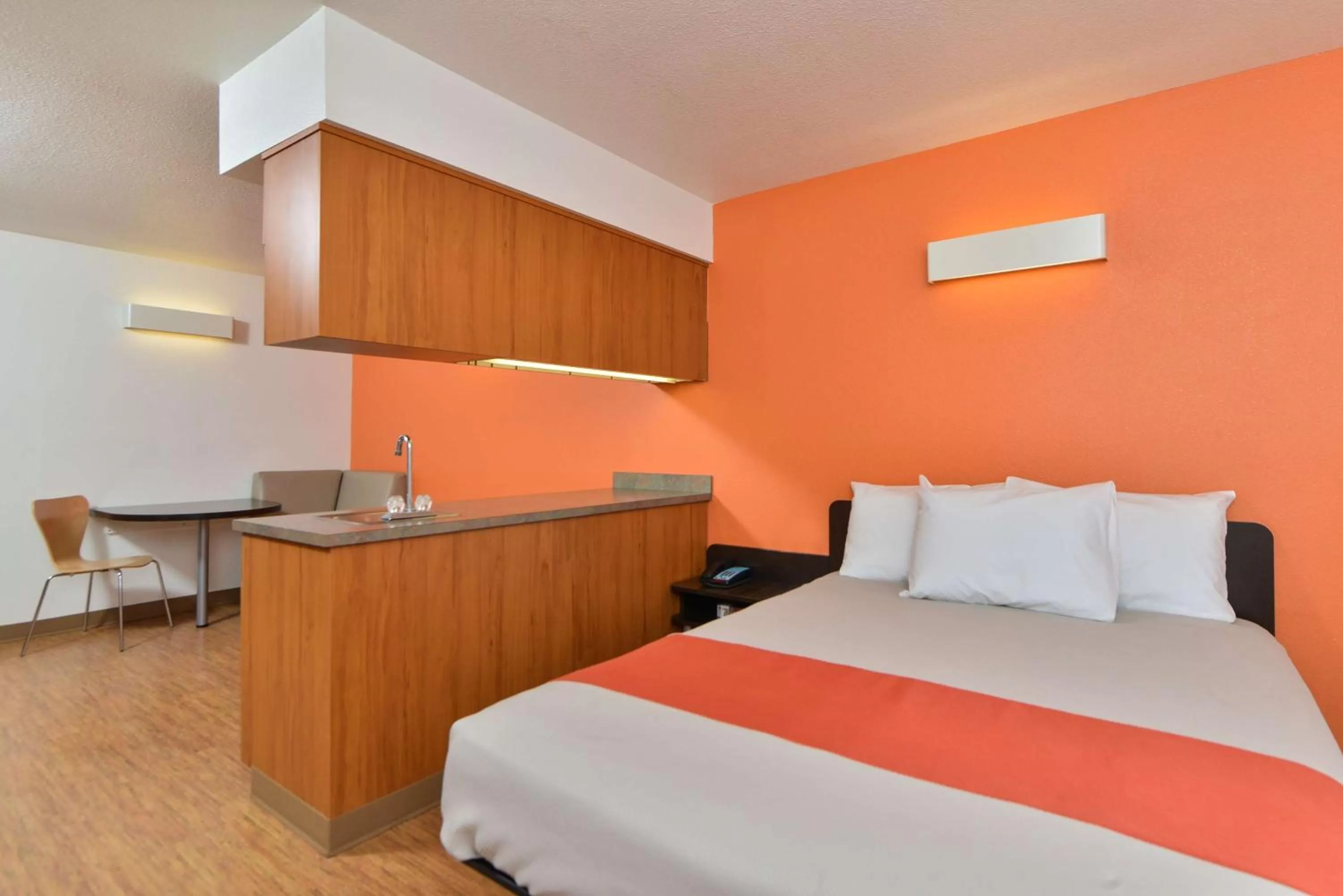 Photo of the whole room, Bed in Motel 6-Meridian, ID - Boise W