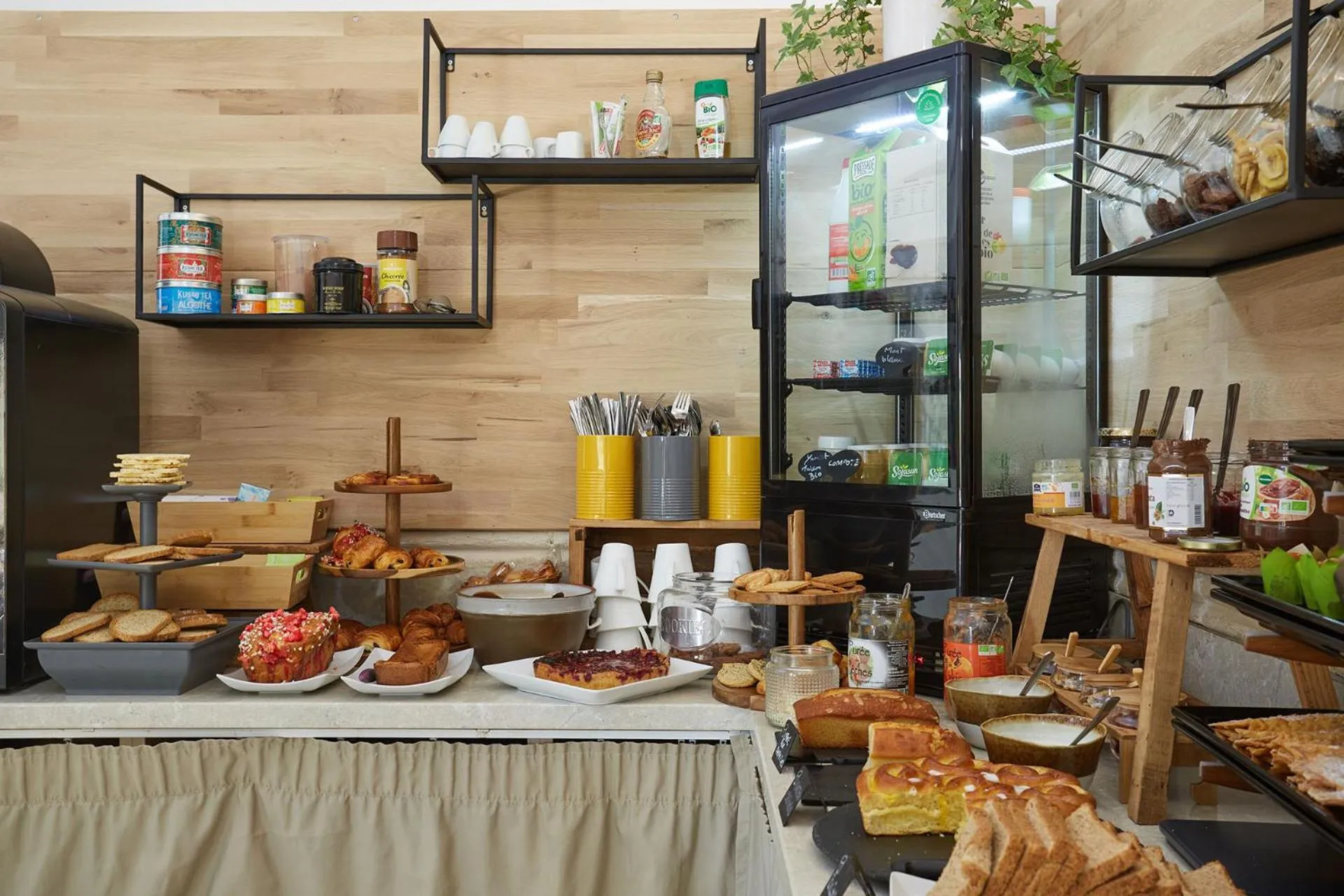 Buffet breakfast in Logis Hôtel Le Rodin