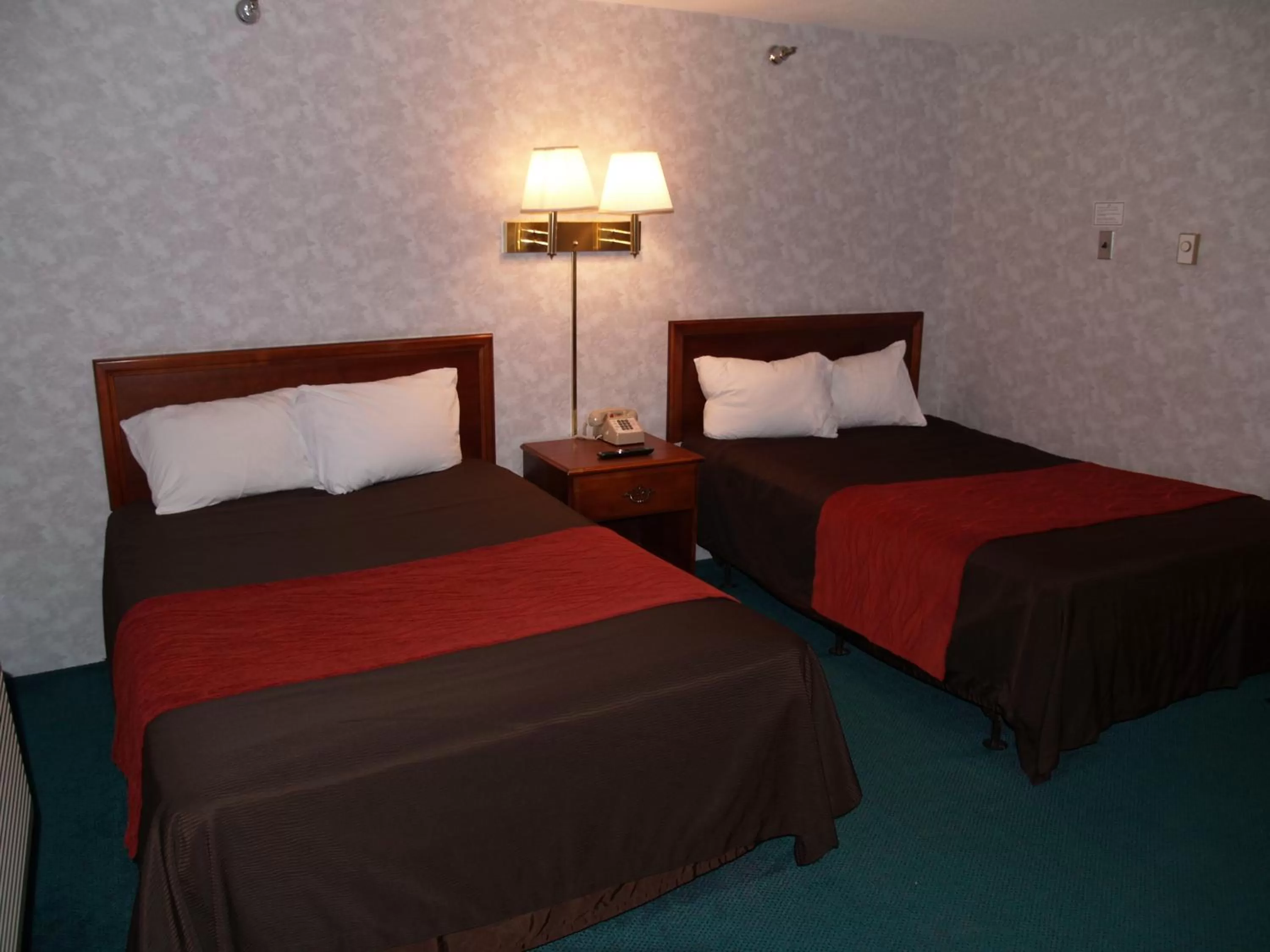 Bed in Bangor Inn & Suites