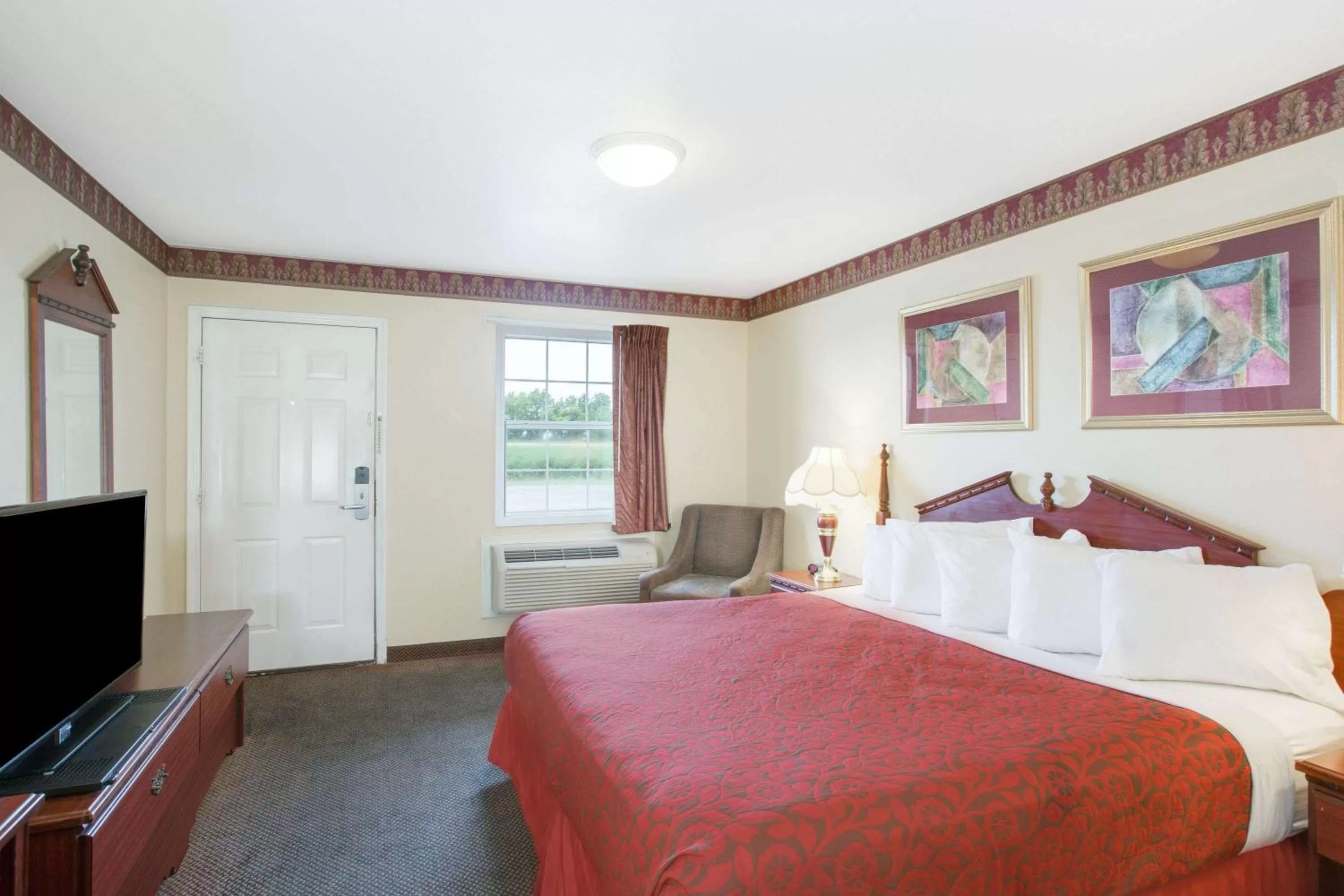 Photo of the whole room, Bed in Days Inn by Wyndham Trumann AR