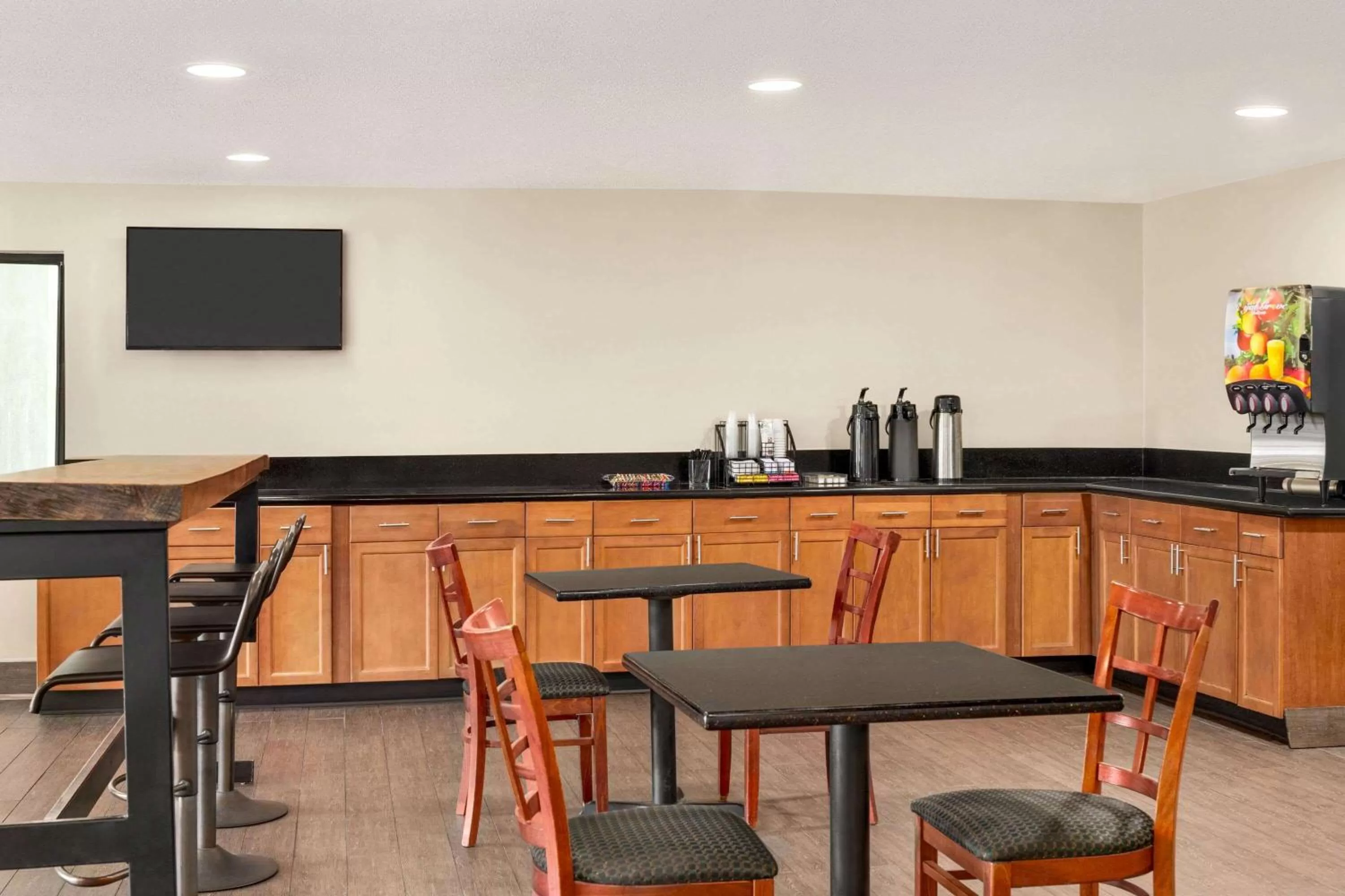 Restaurant/places to eat in Luxe Studios Nashville Airport