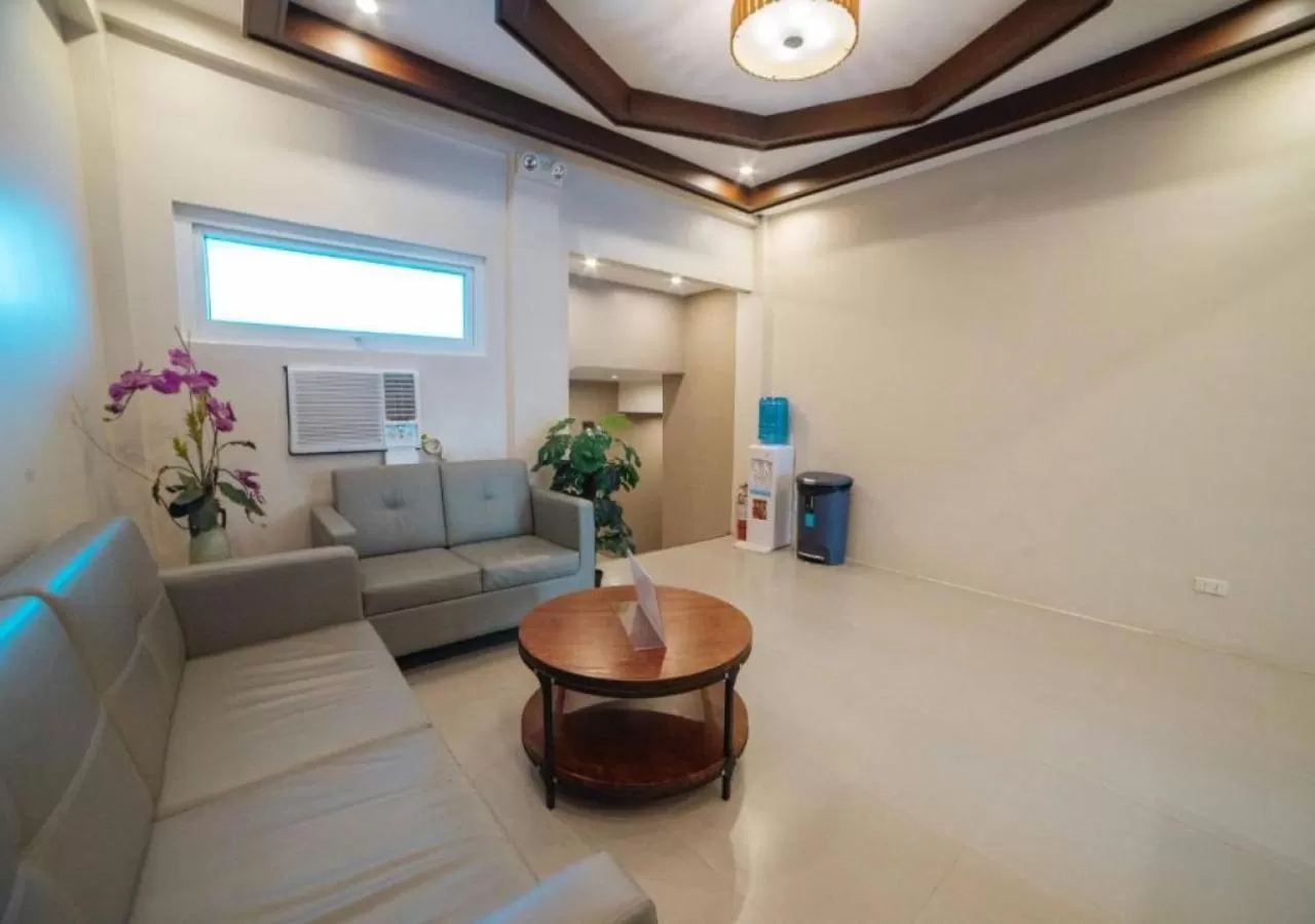 Lobby or reception in RedDoorz at Travelers Inn Bajada Davao