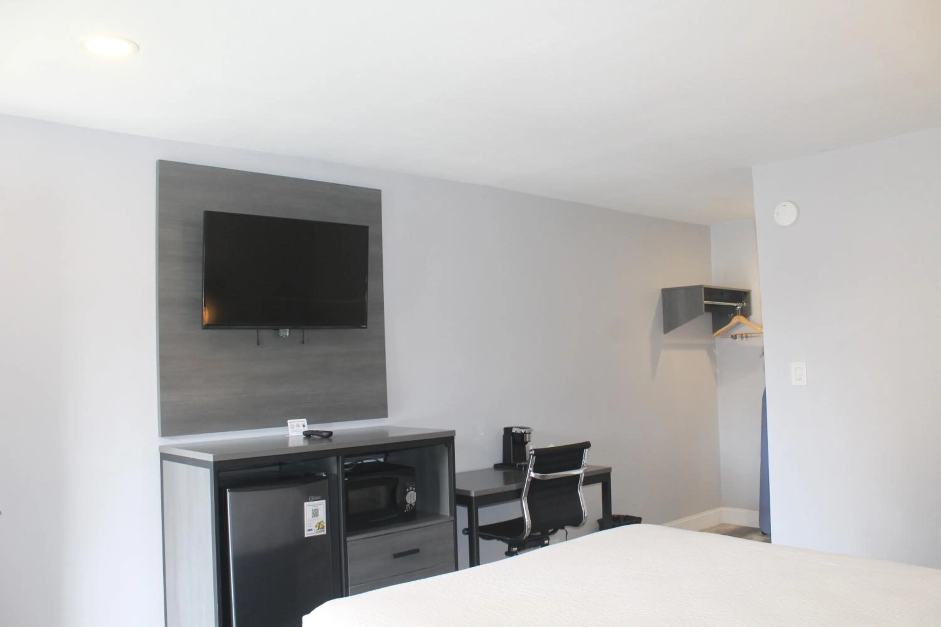 TV/Entertainment Center in Travelodge by Wyndham Fresno Convention Center Area