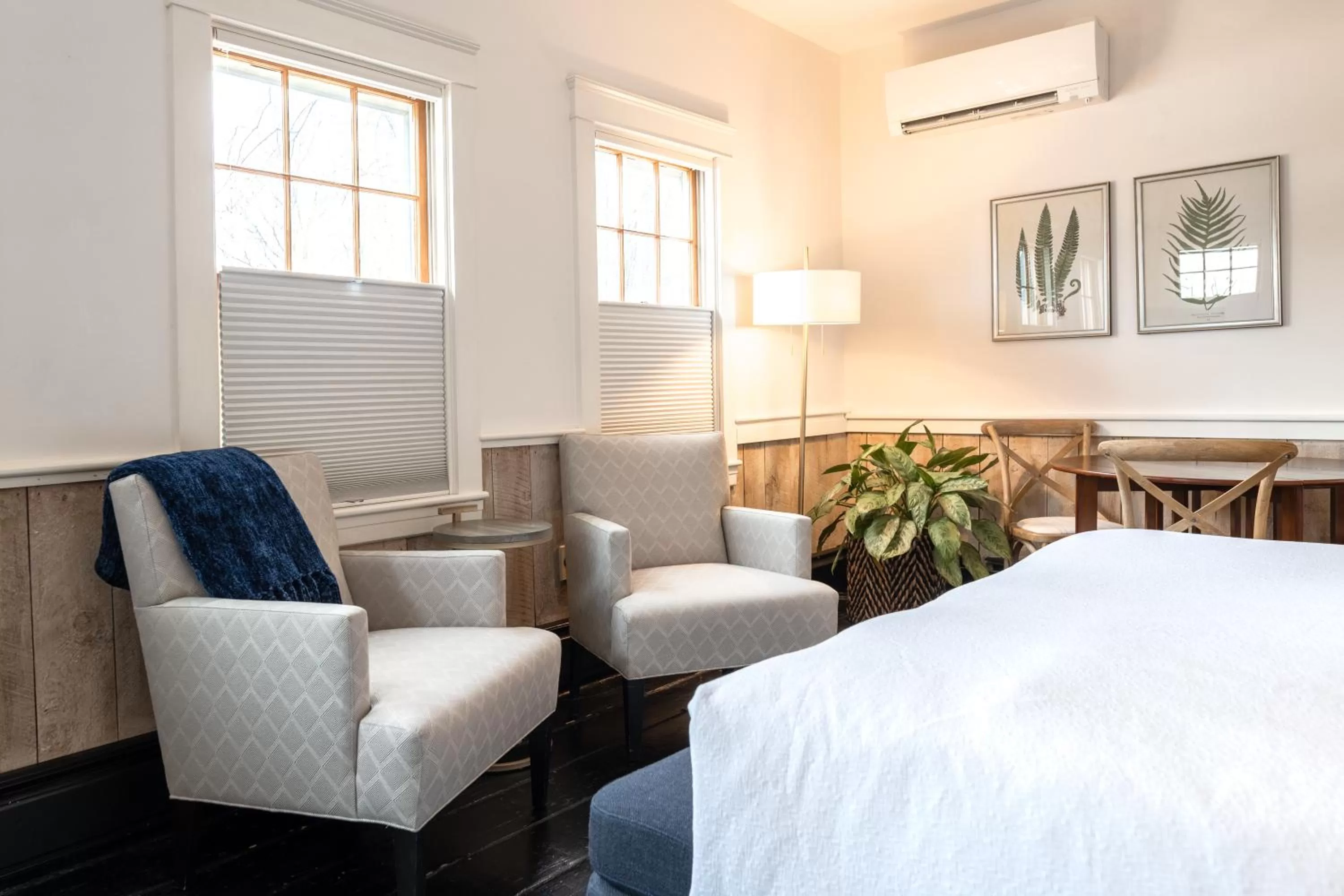 Seating area, Bed in The Water Street Inn