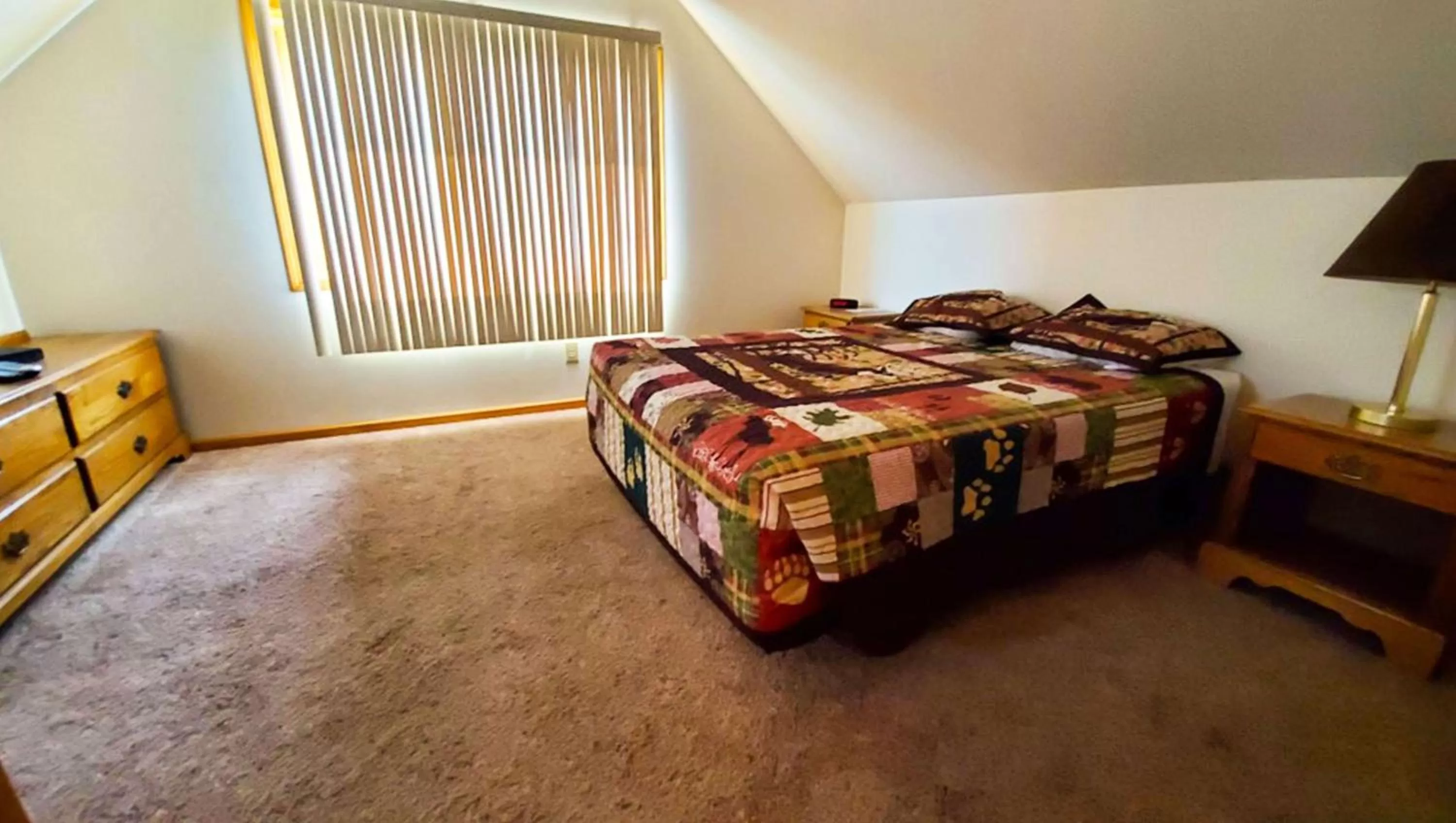 Photo of the whole room, Bed in Jasper Ridge Inn Ishpeming