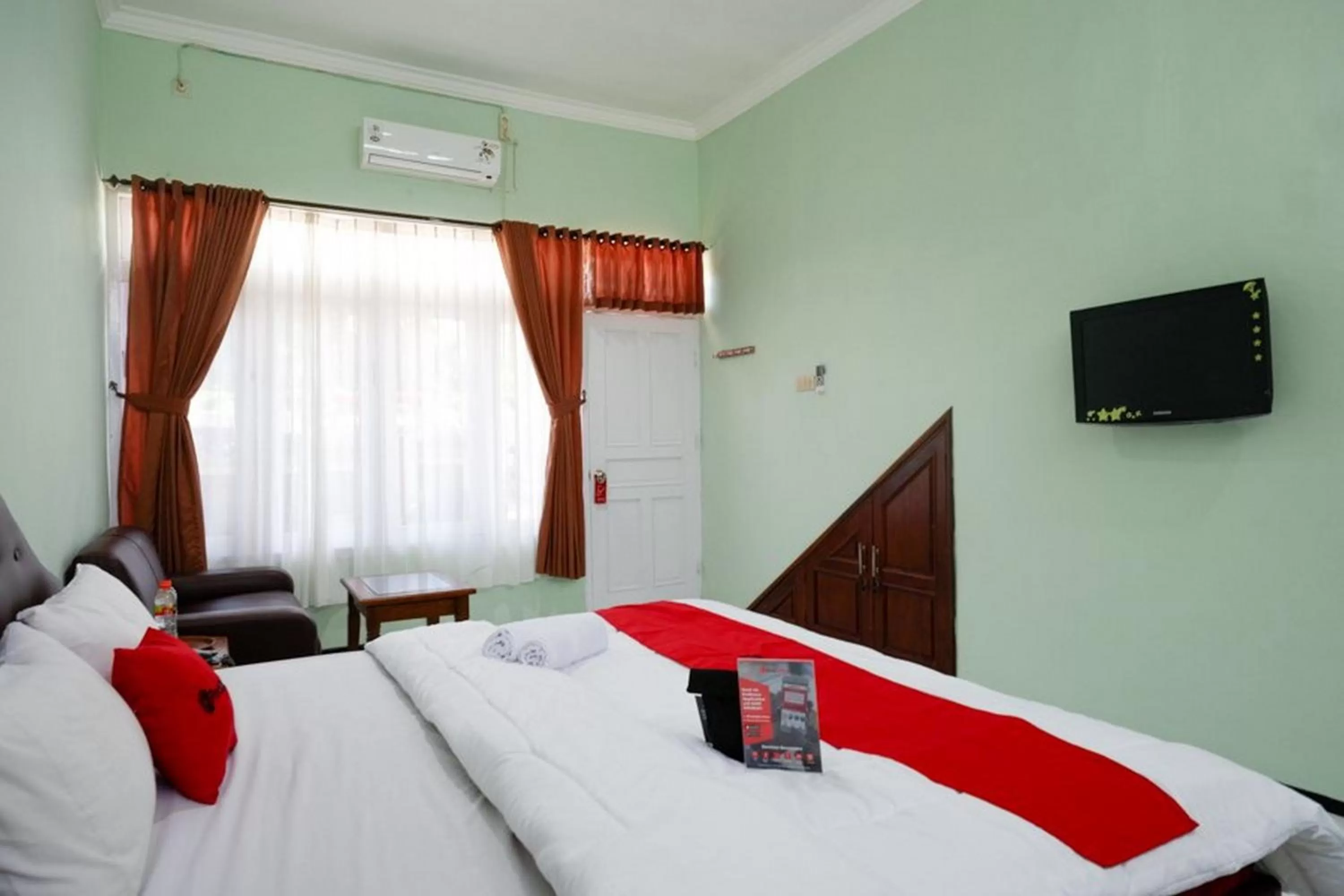 Bedroom, Bed in RedDoorz Plus near Stadion Wijaya Kusuma