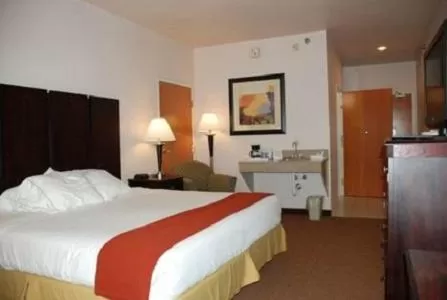 Bed in Holiday Inn Express Hotel & Suites Fenton/I-44 by IHG